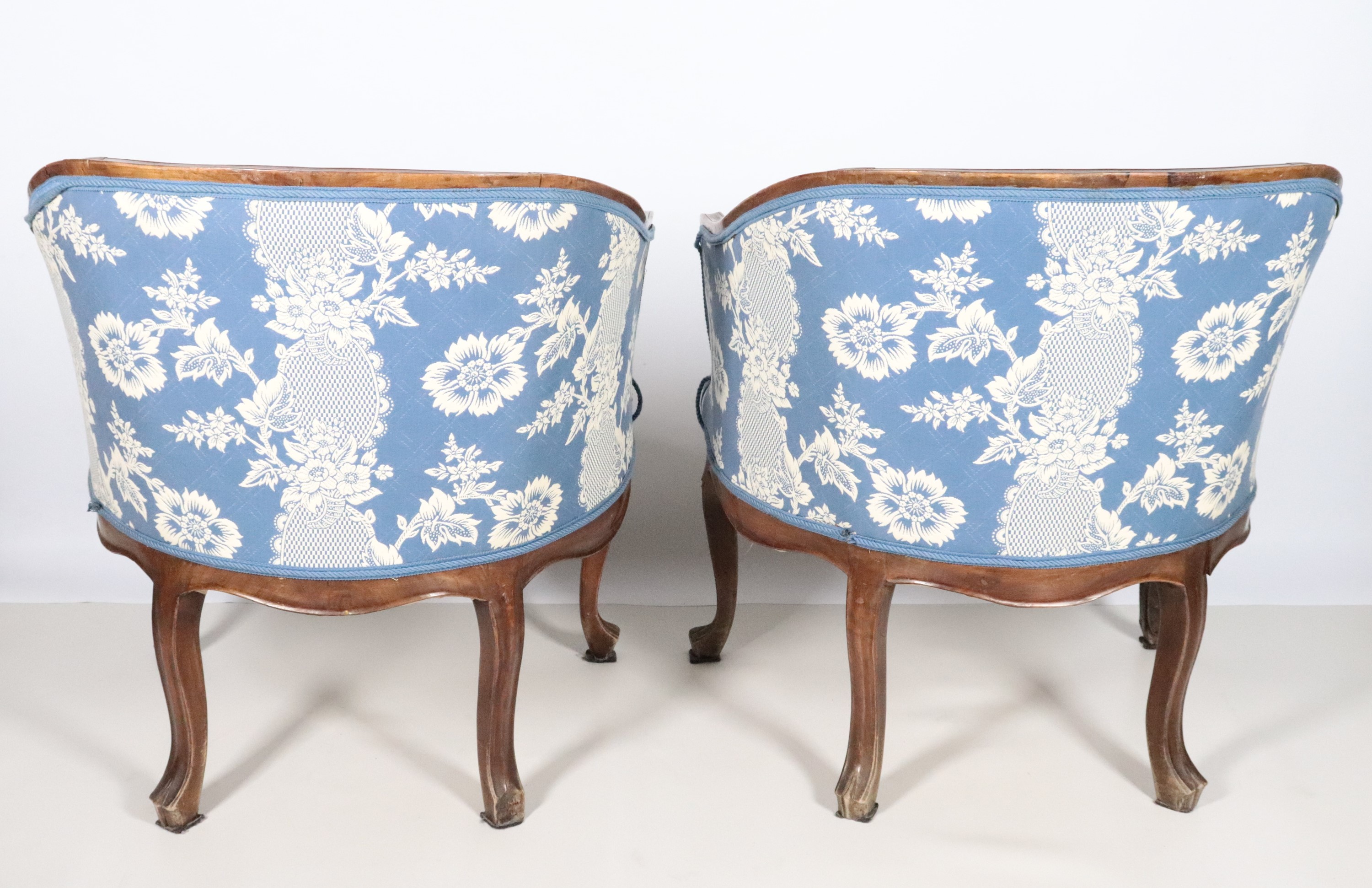Coppia di poltrone venete a pozzetto di linea Luigi XV, in noce con copertura in tessuto azzurro ...