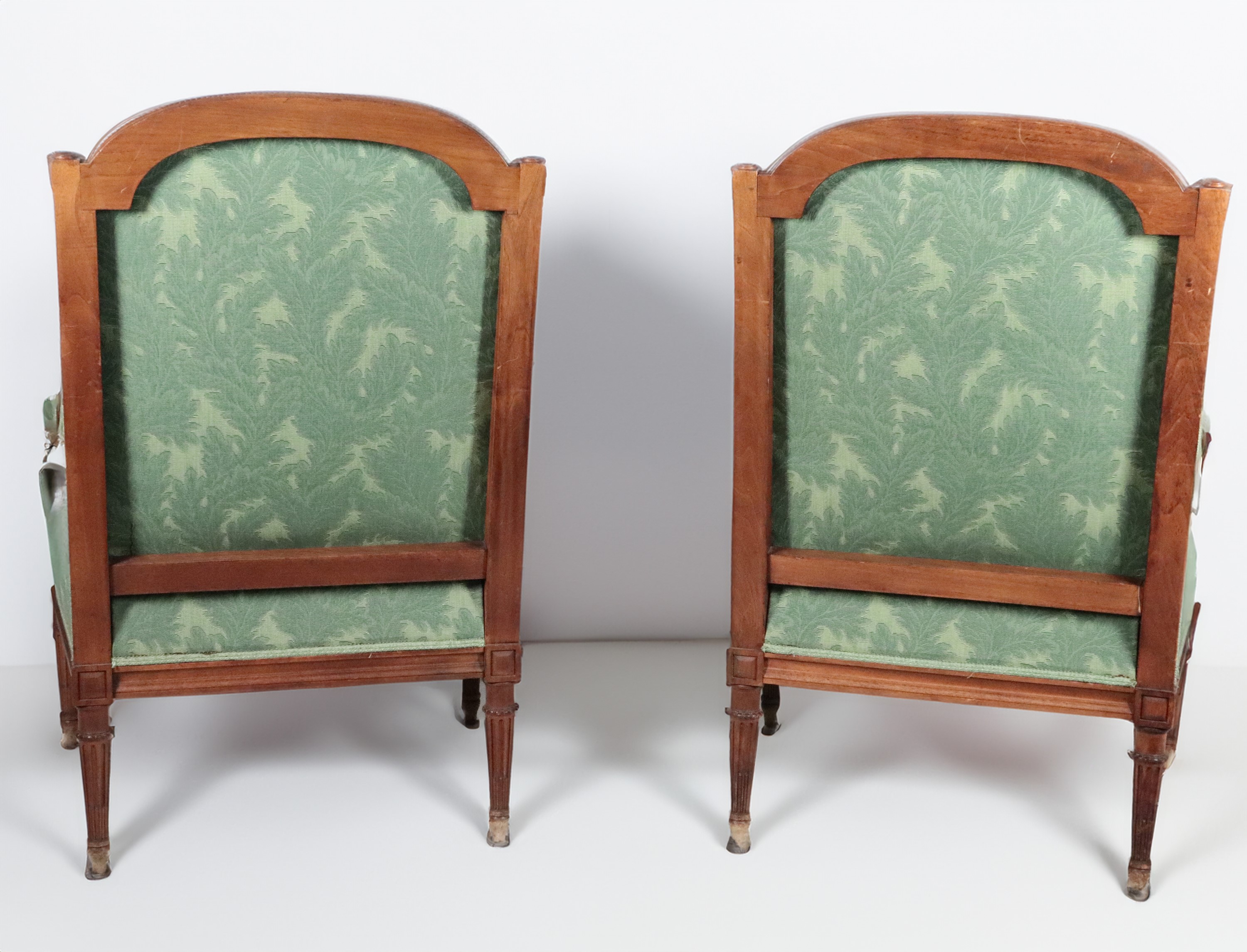 Coppia di antiche poltrone francesi Bergère in mogano con intagli a motivi Luigi XVI, copertura i...