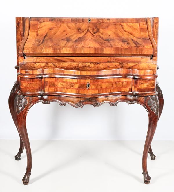 Venetian Louis XV style drop-leaf desk in walnut burl, with a drop-leaf forming a writing desk and drawers inside, a central drawer underneath and four curved carved legs