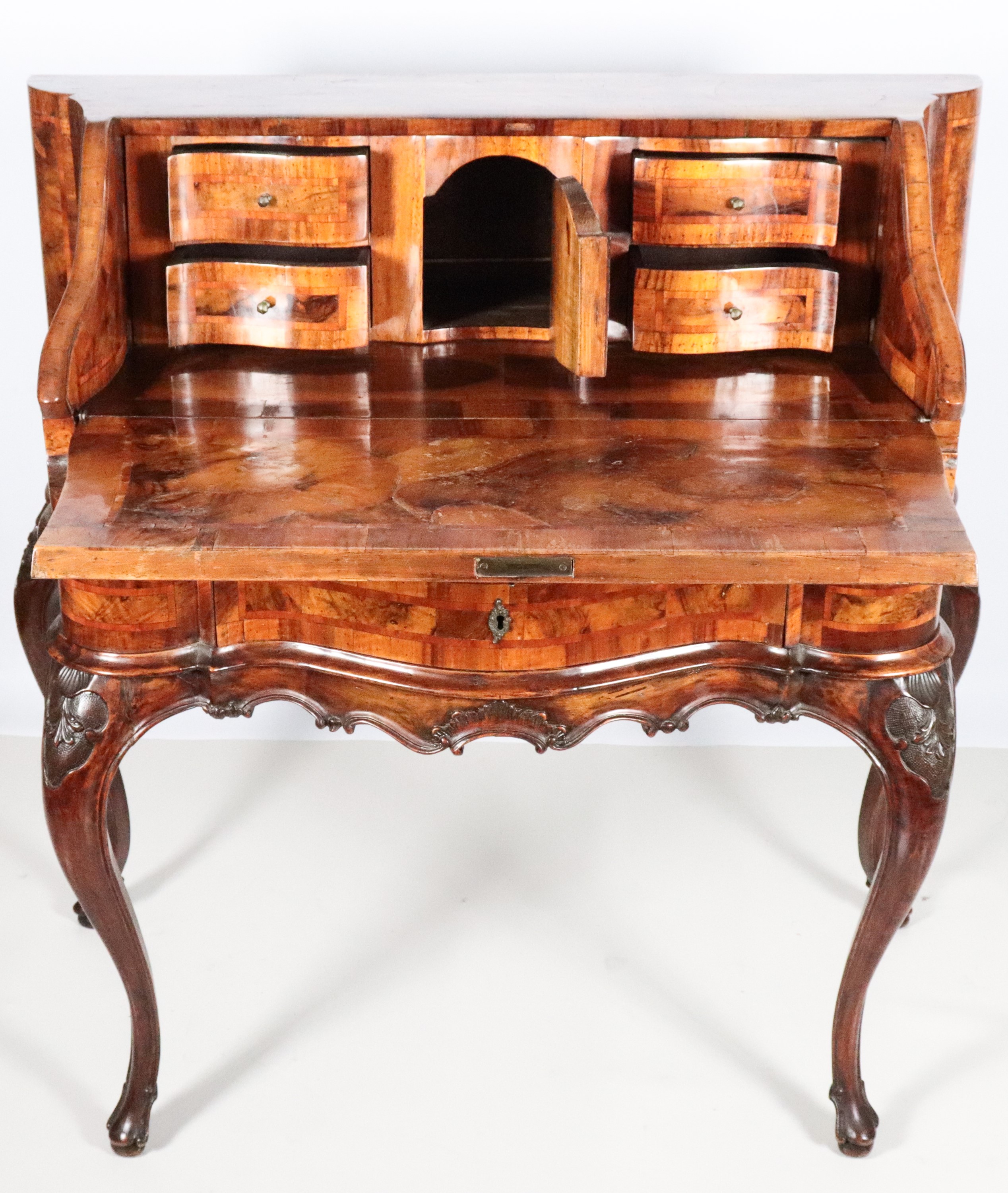 Ribalta veneta di linea Luigi XV in radica di noce, con calatoia formante scrittoio e cassetti al...