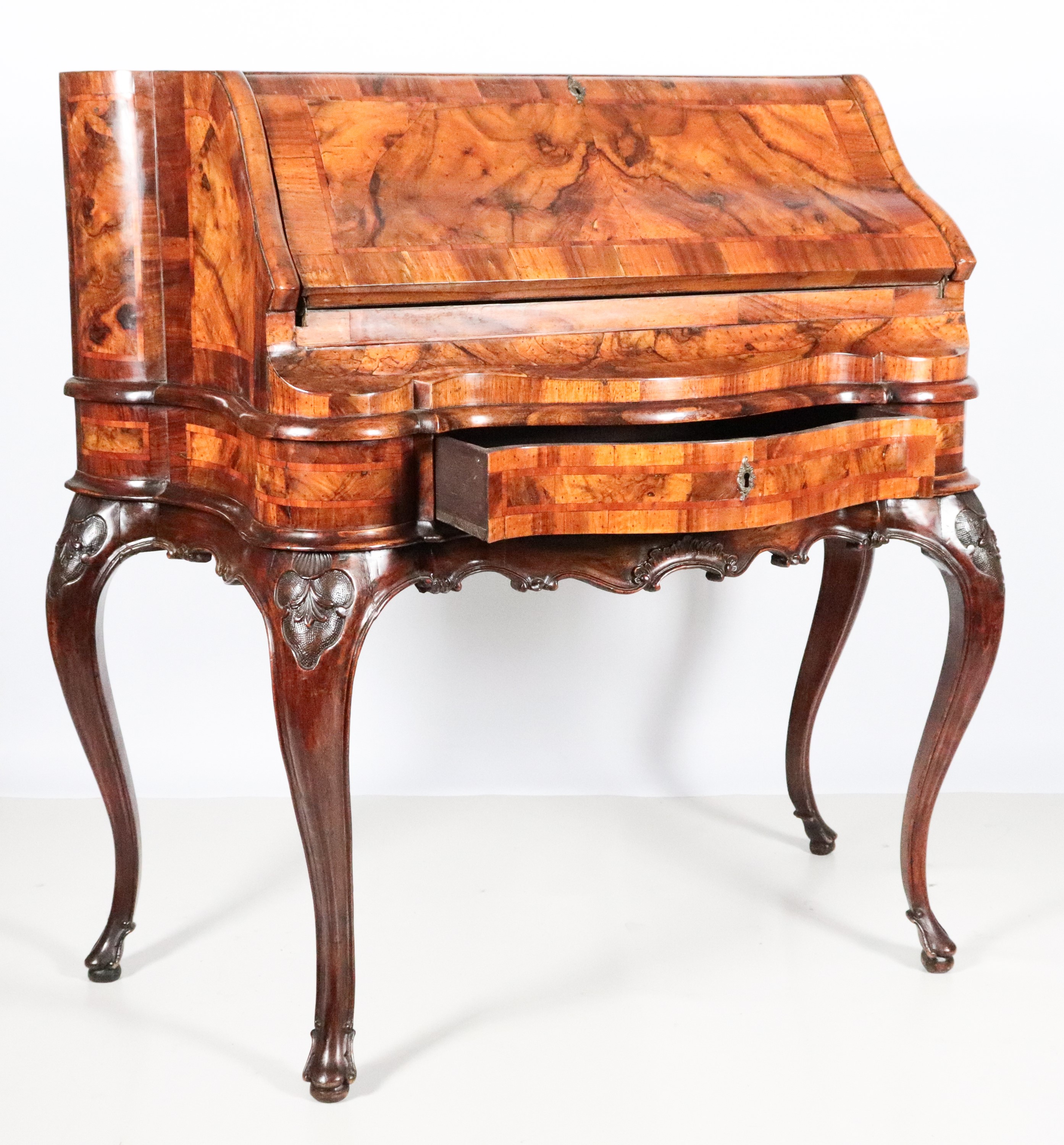 Ribalta veneta di linea Luigi XV in radica di noce, con calatoia formante scrittoio e cassetti al...