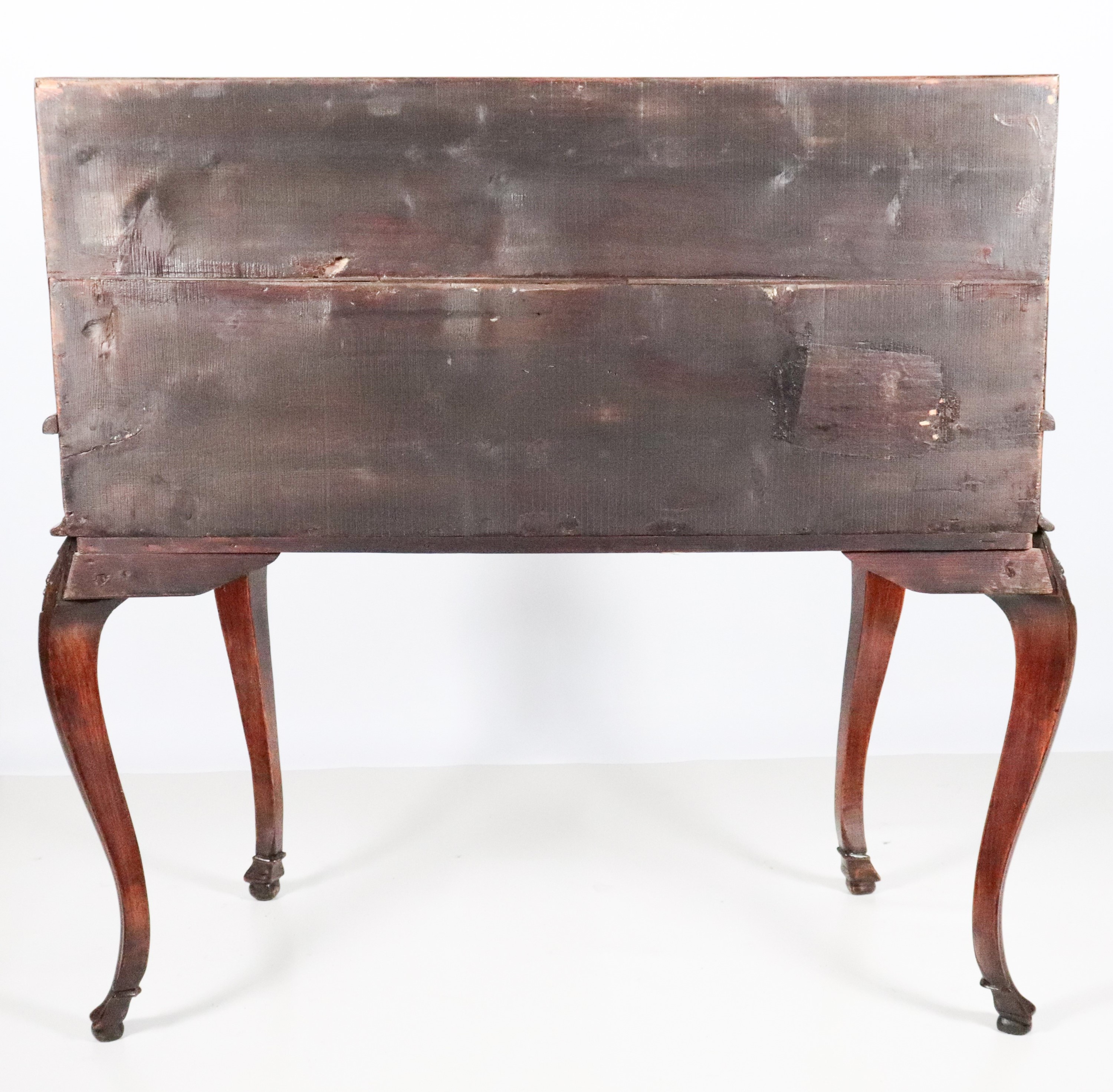 Ribalta veneta di linea Luigi XV in radica di noce, con calatoia formante scrittoio e cassetti al...