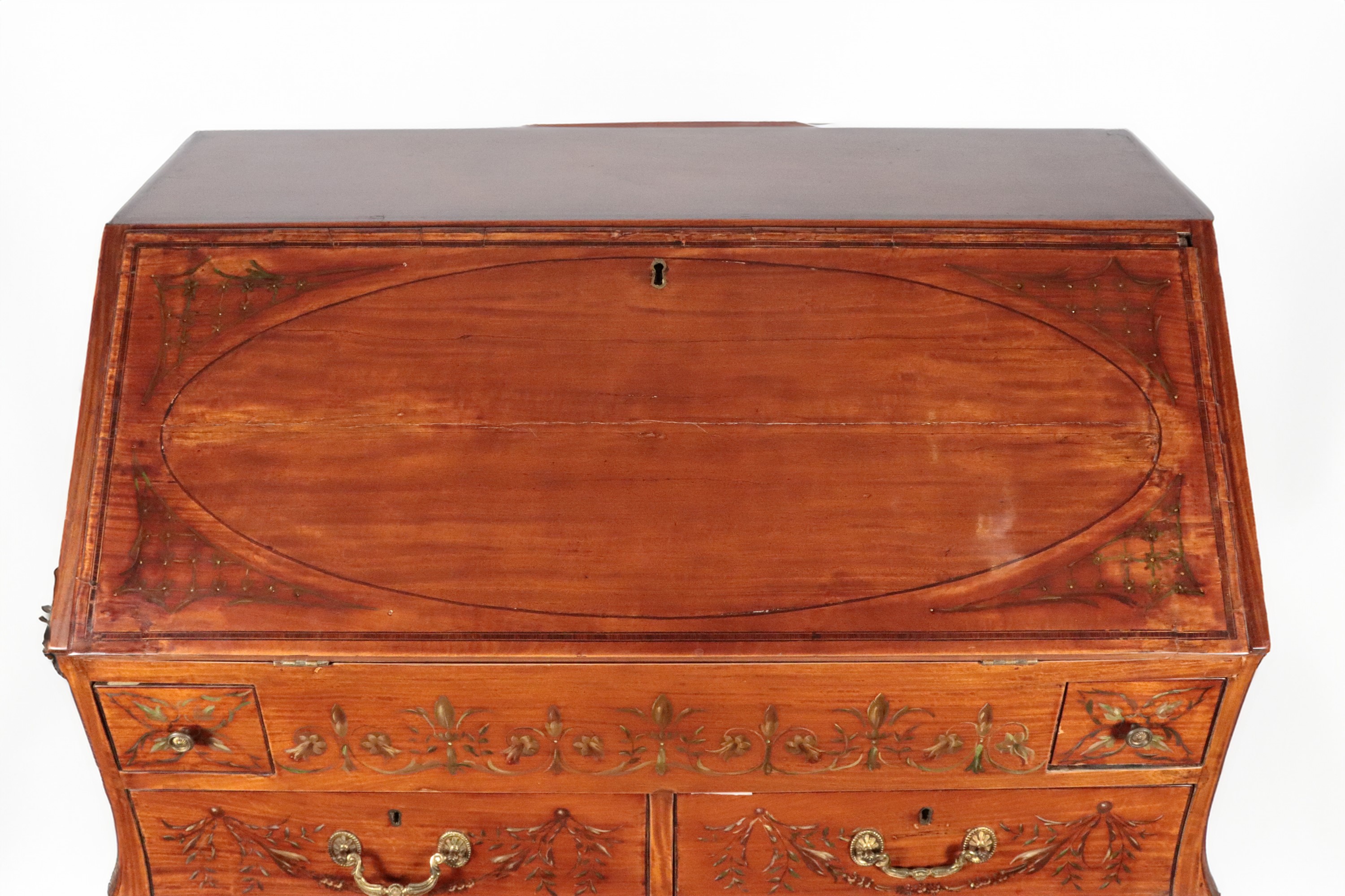 Antica ribalta inglese in legno satinato, con decorazioni dipinte a motivi di fiocchi e cordoni L...