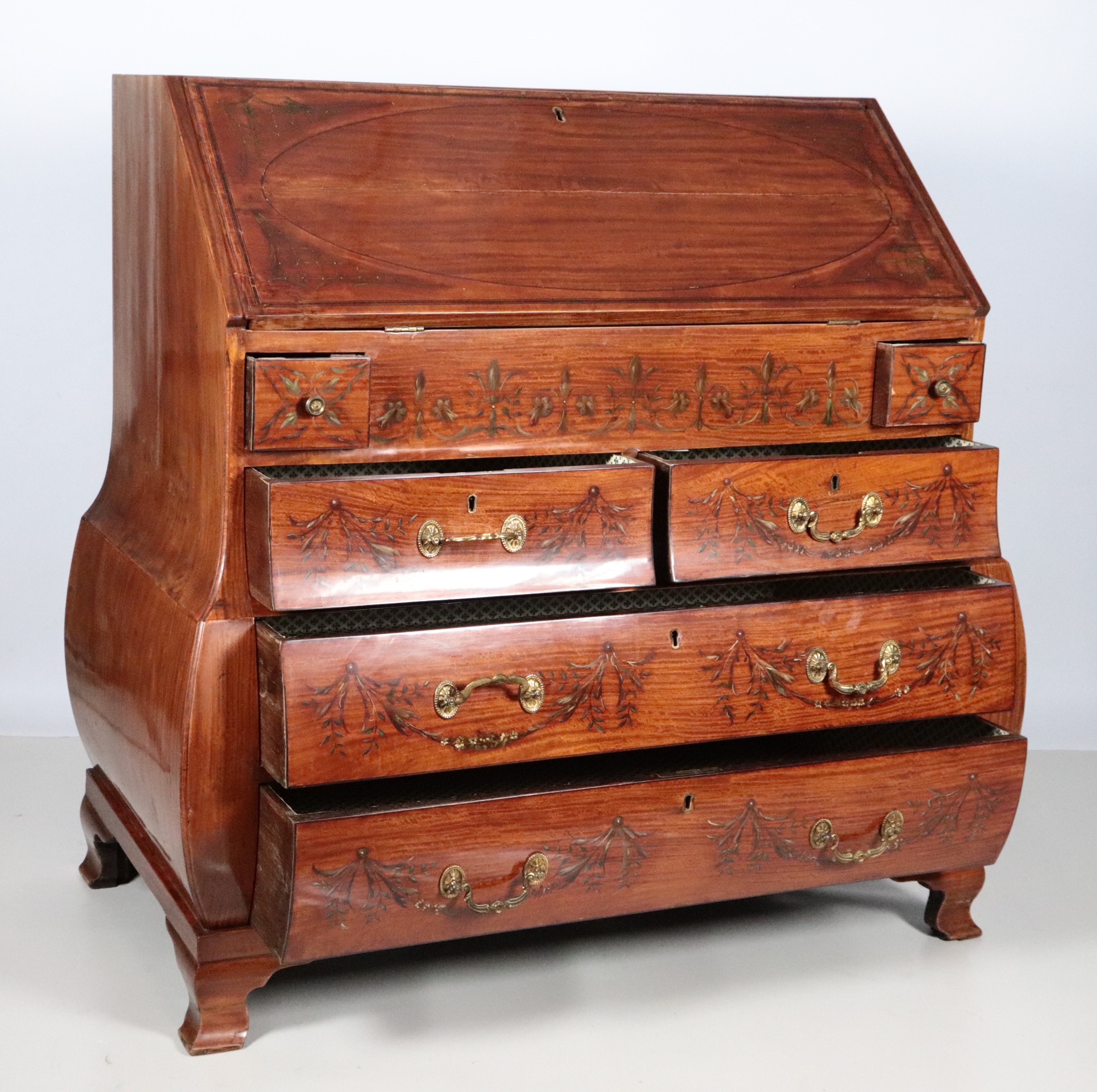 Antica ribalta inglese in legno satinato, con decorazioni dipinte a motivi di fiocchi e cordoni L...