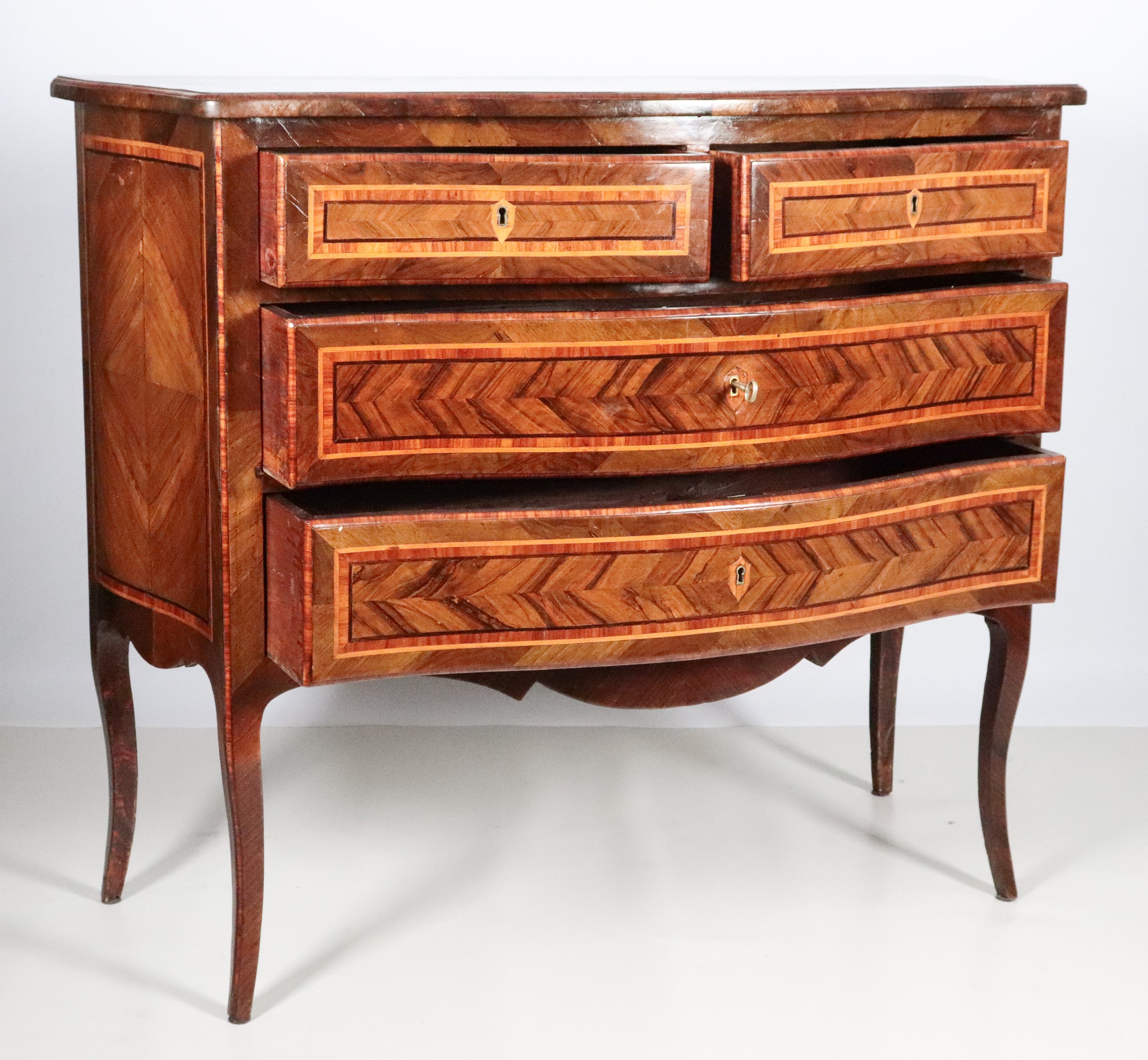 Antico cassettone romano di linea Luigi XV, in noce, bois de rose ed ebano viola, con filettature...