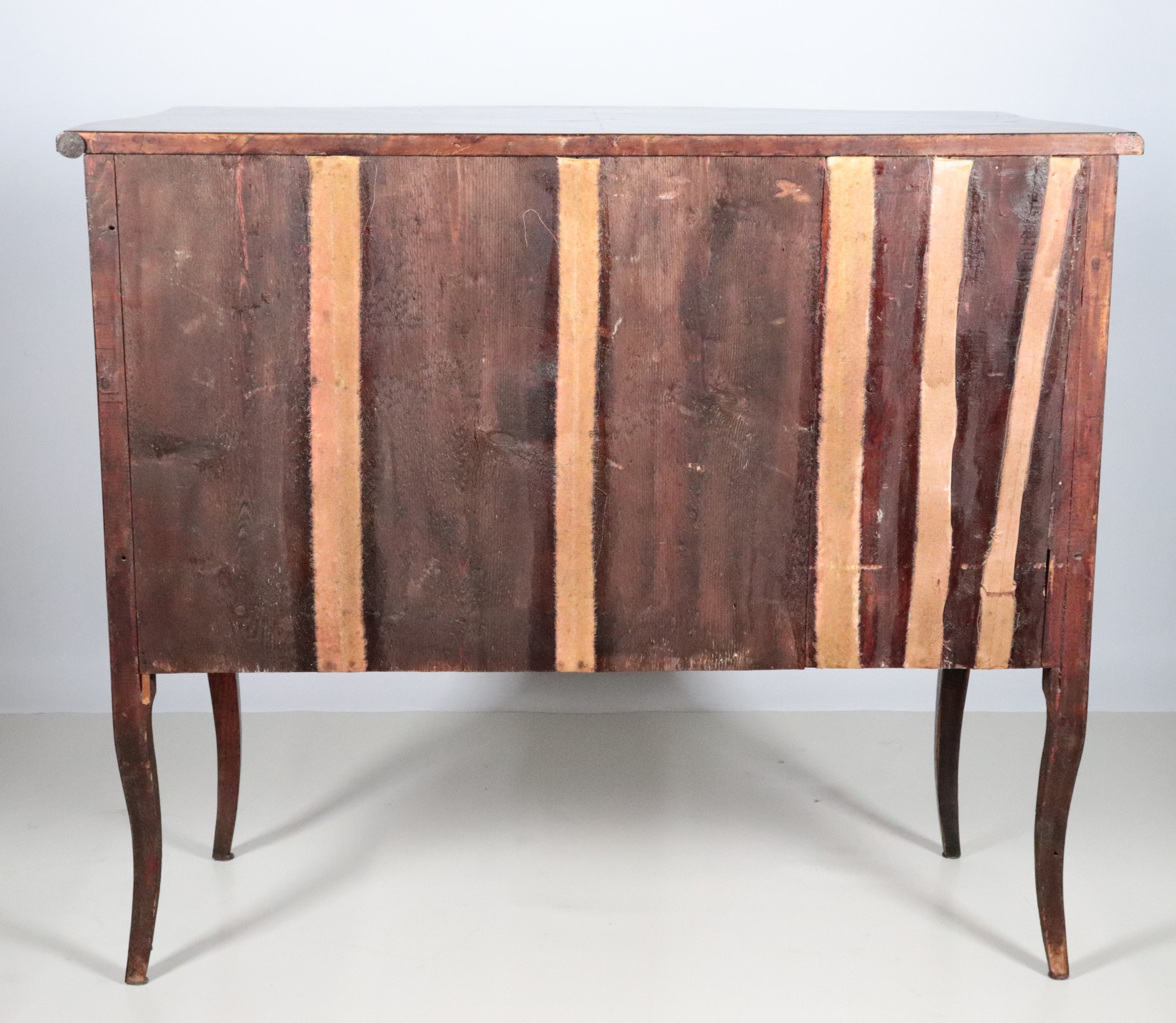 Antico cassettone romano di linea Luigi XV, in noce, bois de rose ed ebano viola, con filettature...