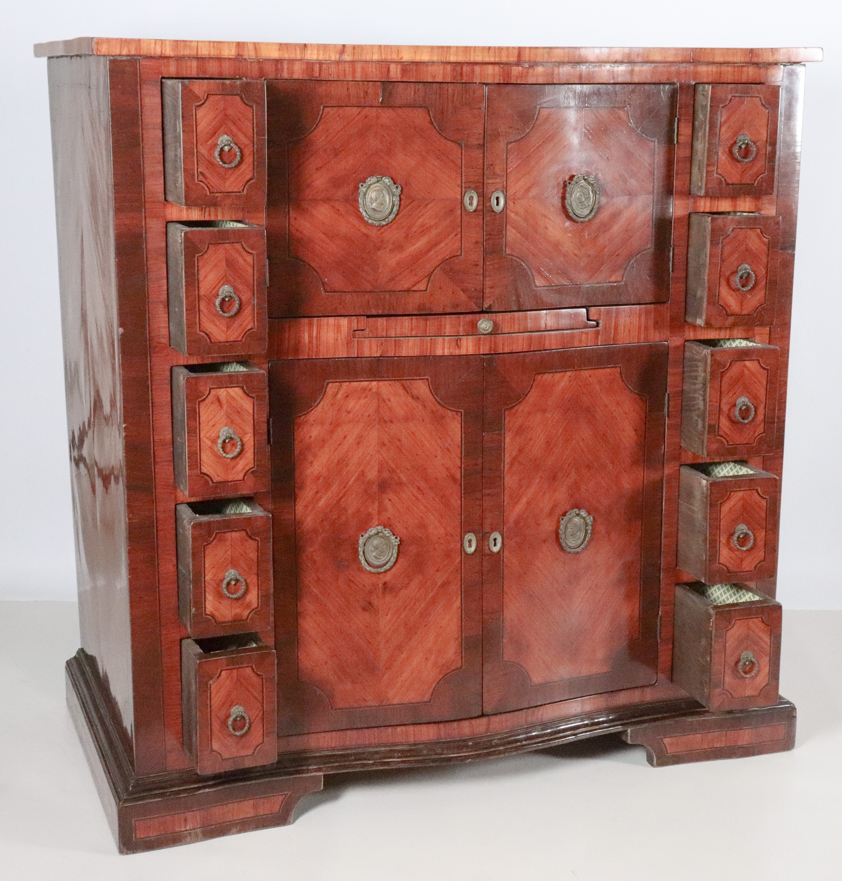 Secretaire francese in bois de rose ed ebano viola, con intarsi a riquadri geometrici e maniglie ...