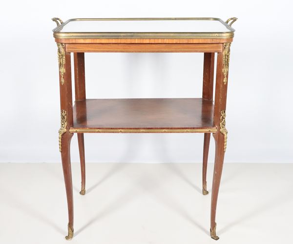 Antique French rectangular gueridon in mahogany and rosewood, with friezes and fittings in gilded bronze, embossed and chiselled, two levels of which the upper level with a removable tray and four curved legs