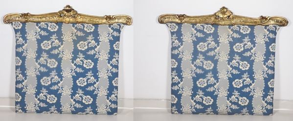 Coppia di antiche testate da letto singolo in legno dorato e intagliato, con copertura in tessuto azzurro fiorato