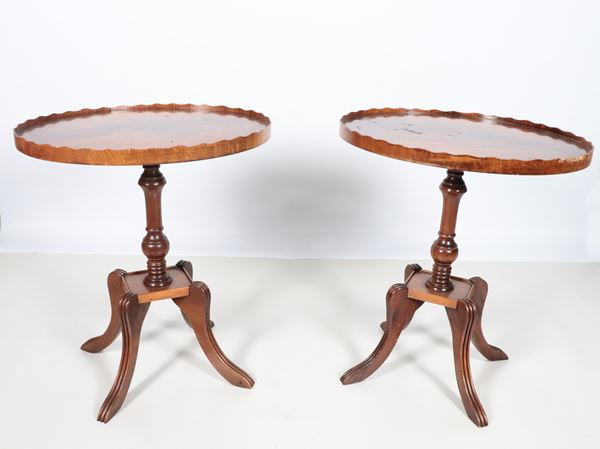 Pair of small low English gueridons in mahogany, supported by curved legs