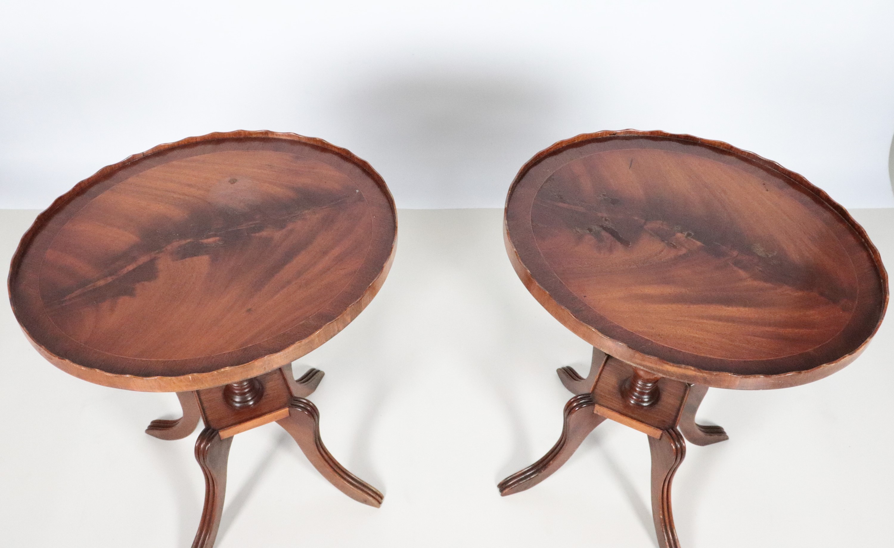 Coppia di piccoli gueridon inglesi bassi in mogano, sorretti da gambe ricurve