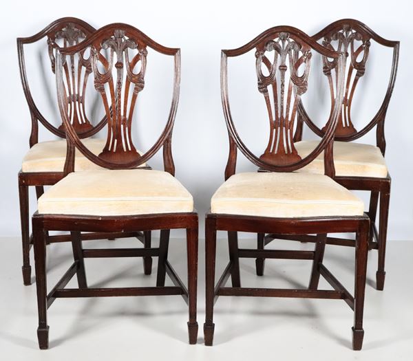 Lot of four English chairs in mahogany from the Applewhite line with carved and perforated backrests, four legs each joined by a crosspiece, covering in Havana velvet