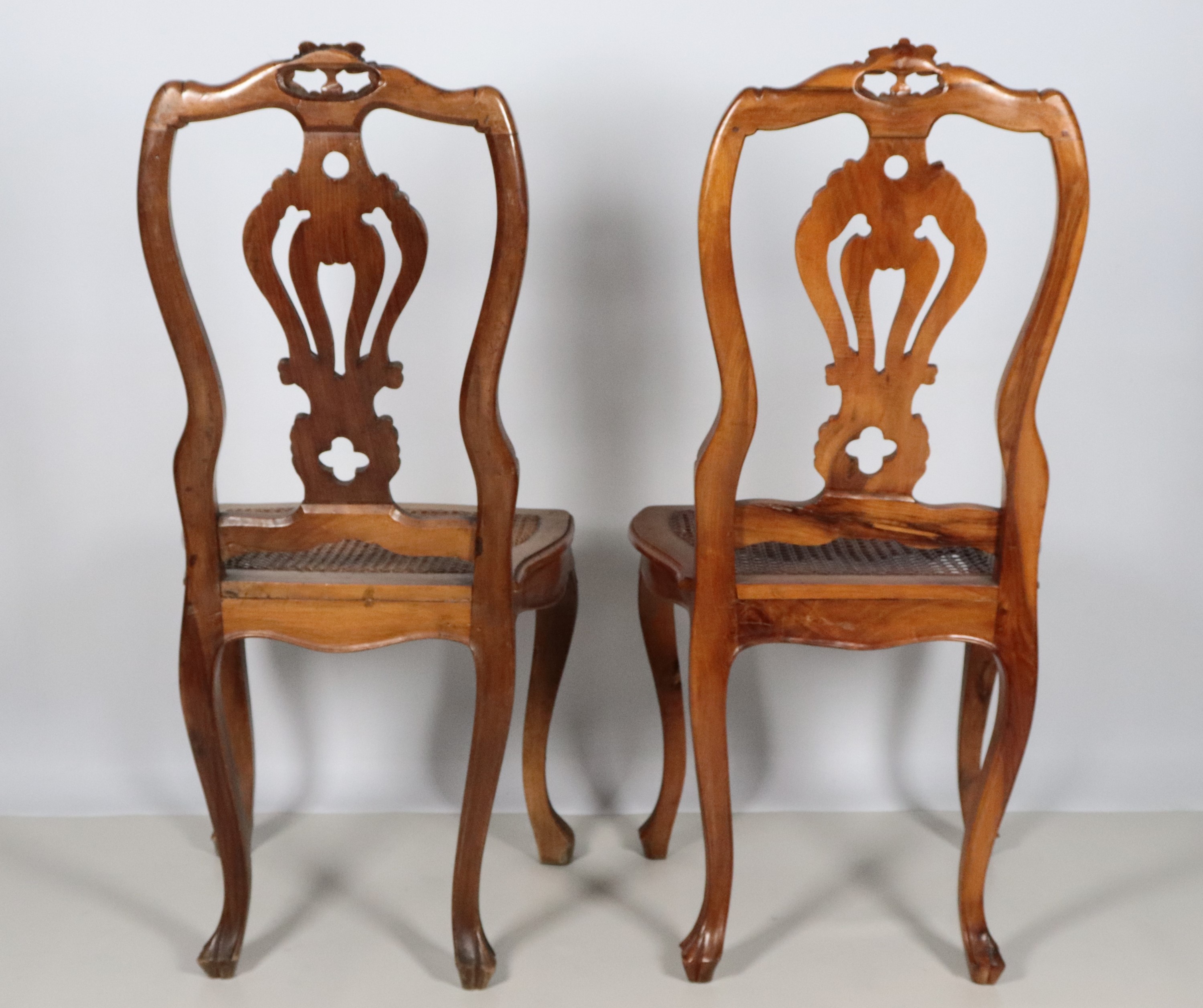 Coppia di sedie veneziane di linea Luigi XV, in noce con schienali traforati