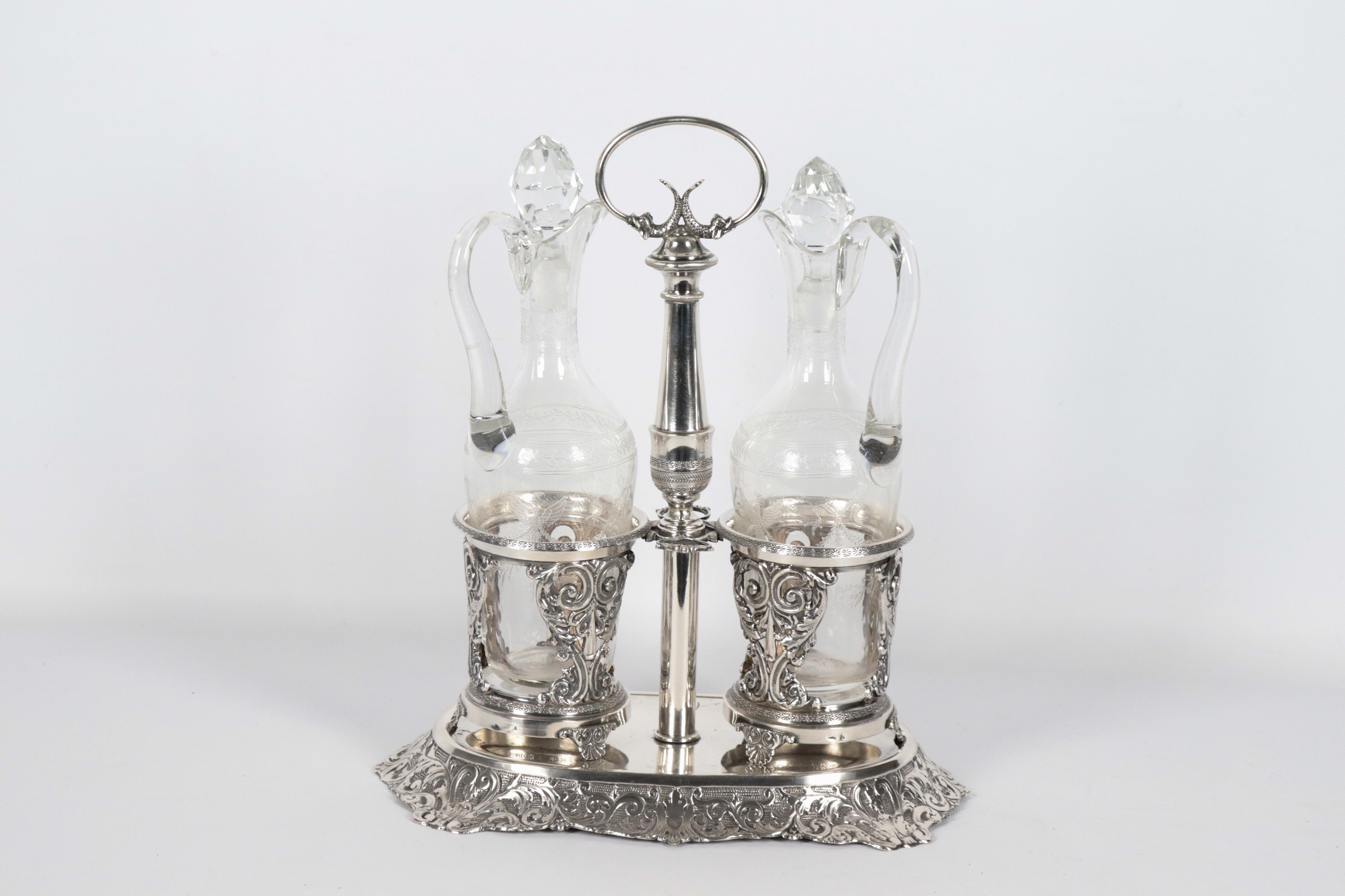 Antica oliera francese in argento, cesellato e sbalzato a motivi Luigi XVI di volute di foglie d'...