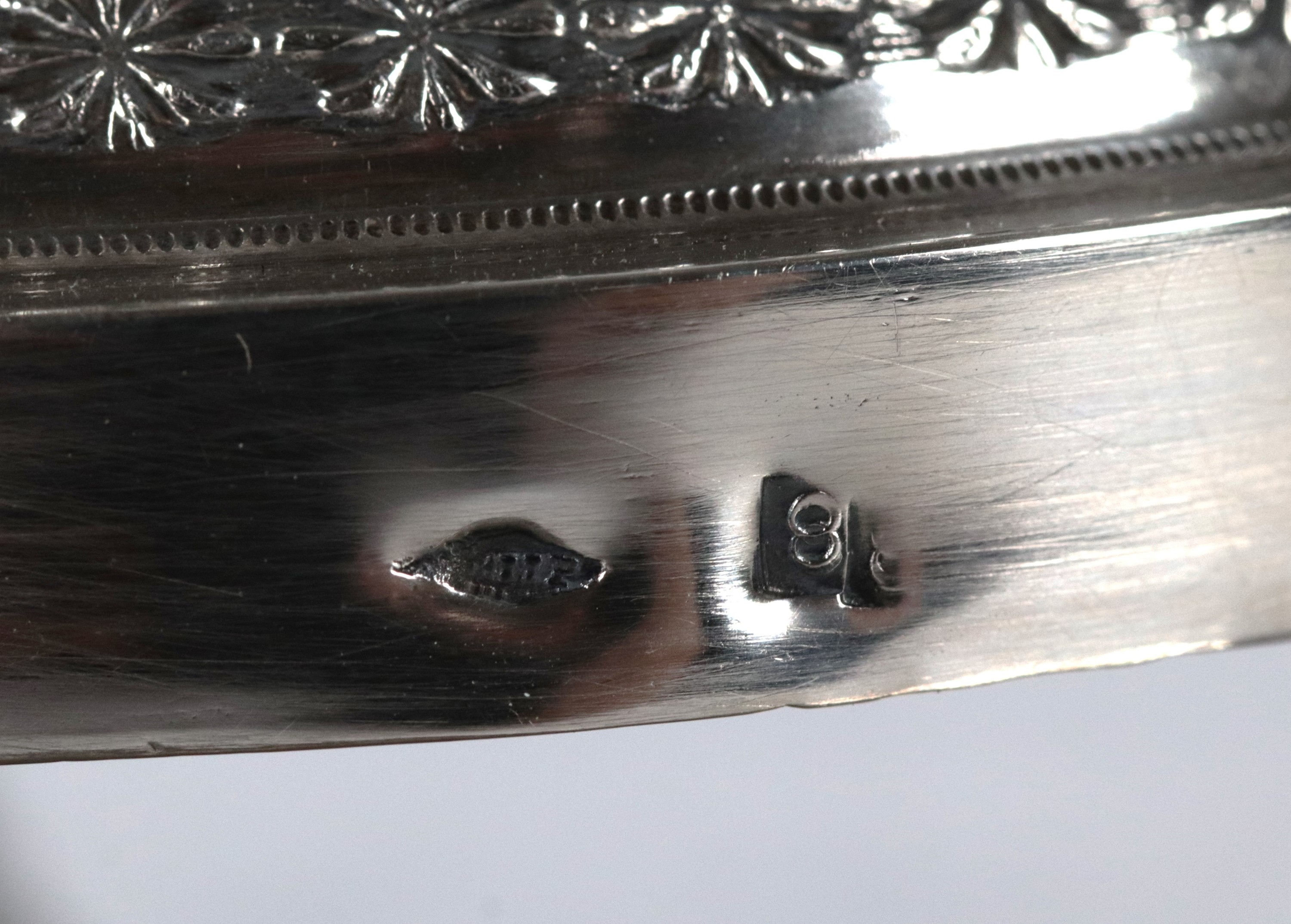 Antica oliera francese in argento, cesellato e sbalzato a motivi Luigi XVI di volute di foglie d'...