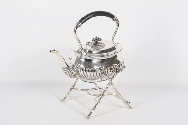 Samovar inglese Epoca Regina Vittoria, in sheffield cesellato e sbalzato con manico e pomo in legno ebanizzato, mancante della spiritiera sottostante 