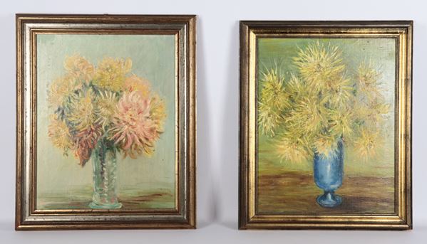 Scuola Italiana Epoca Liberty - "Vasi con fiori", coppia di piccoli dipinti ad olio su tela in cornici in legno dorato e argentato