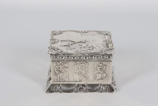 Antique Dutch box in chiseled and embossed silver with character motifs, perforated base and interior in vermeil. Dutch stamps and English import stamps Queen Victoria 1894, gr. 110