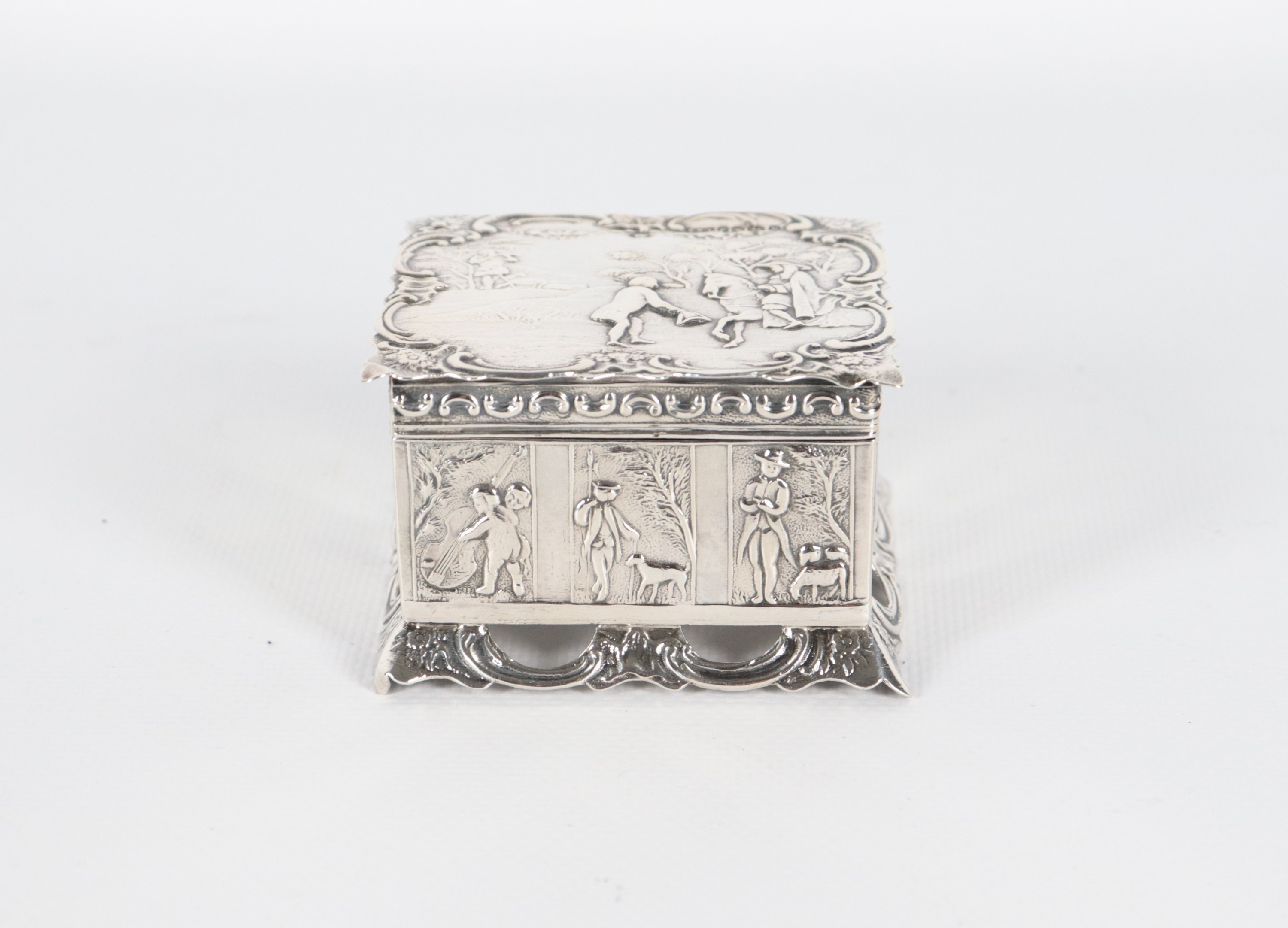 Antica scatola olandese in argento cesellato e sbalzato a motivi di personaggi, base traforata e ...