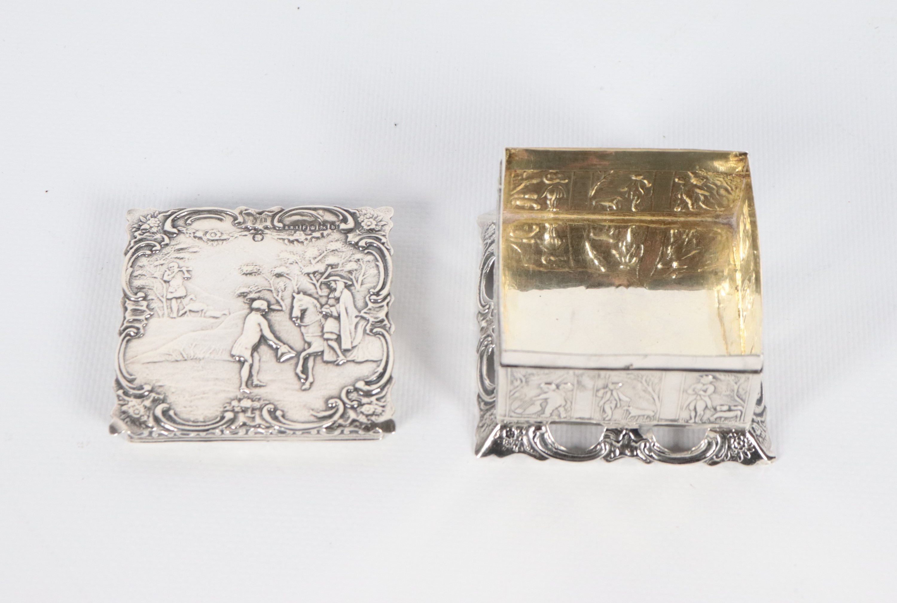 Antica scatola olandese in argento cesellato e sbalzato a motivi di personaggi, base traforata e ...