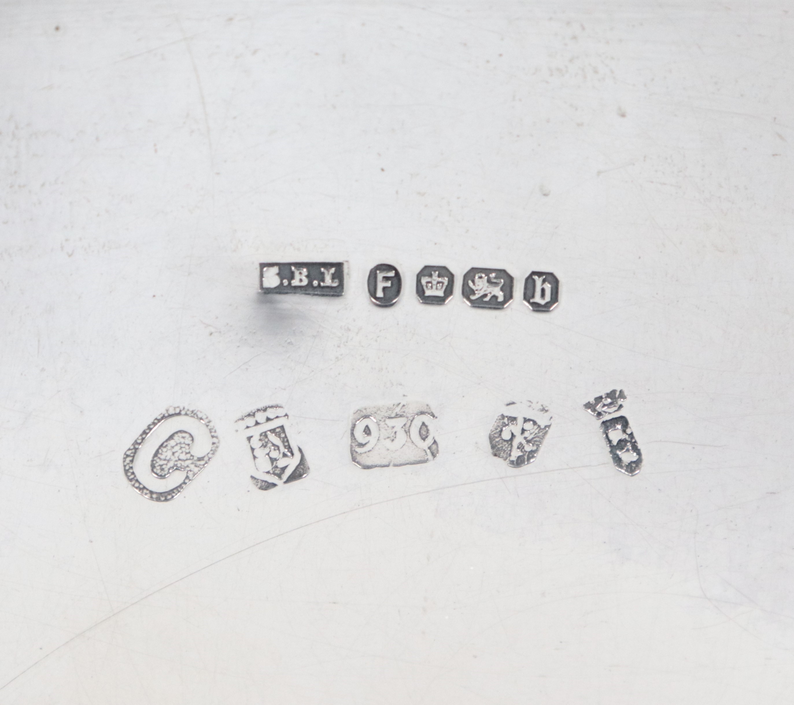 Antica scatola olandese in argento cesellato e sbalzato a motivi di personaggi, base traforata e ...