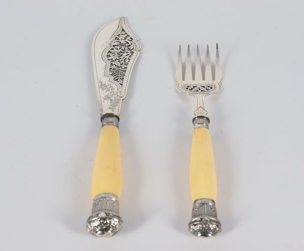 Pair of antique English George VI serving cutlery, with silver and bone handles. Sheffield stamps 1939