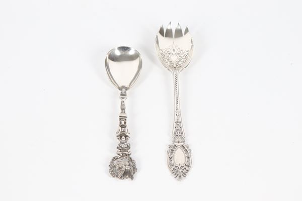 Lot of two antique English silver serving cutlery, chiselled and embossed. London 1874 and London 1936 hallmarks, 140 gr.