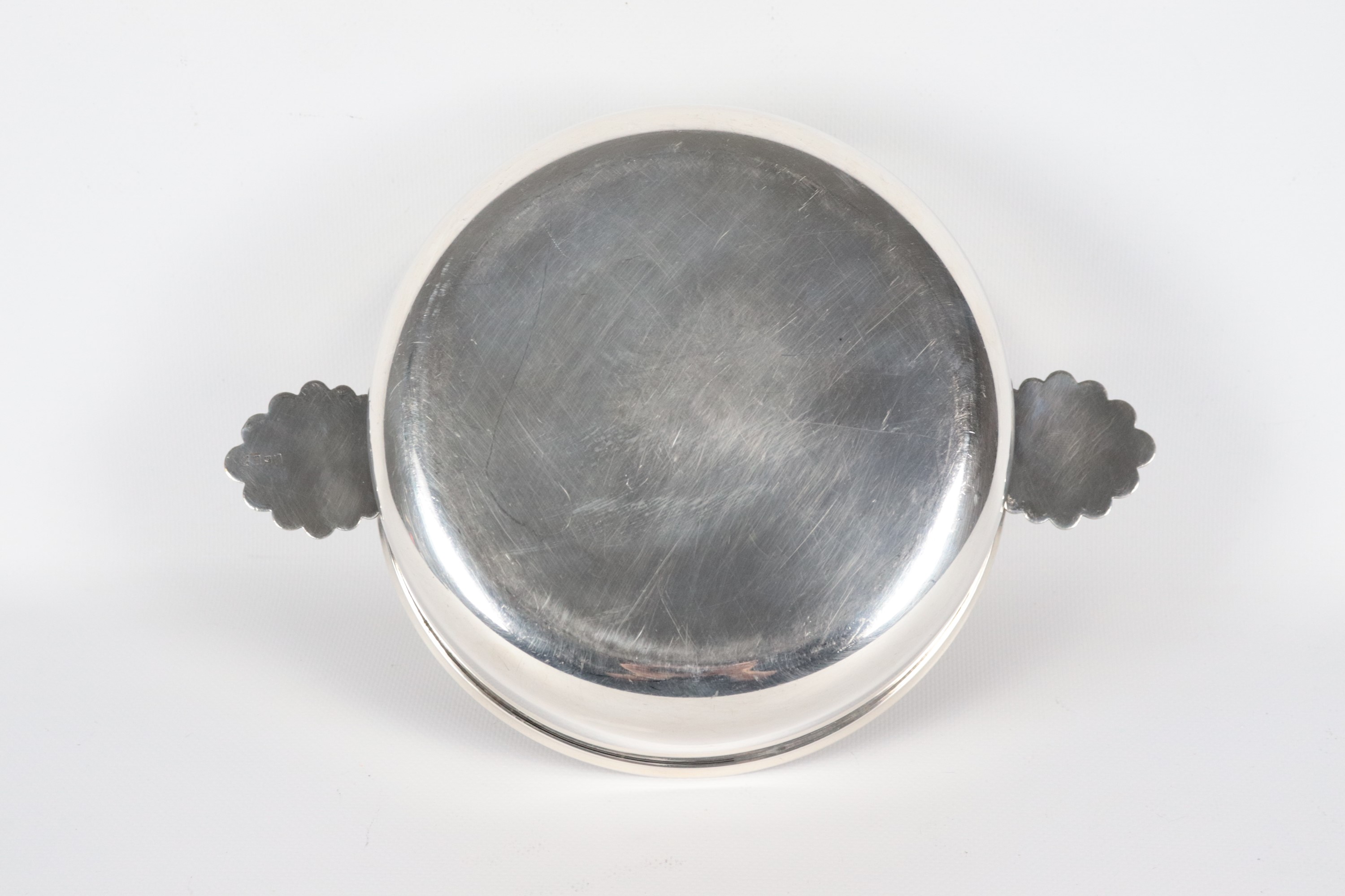 Ciotola francese in metallo argentato con manici a forma di conchiglie