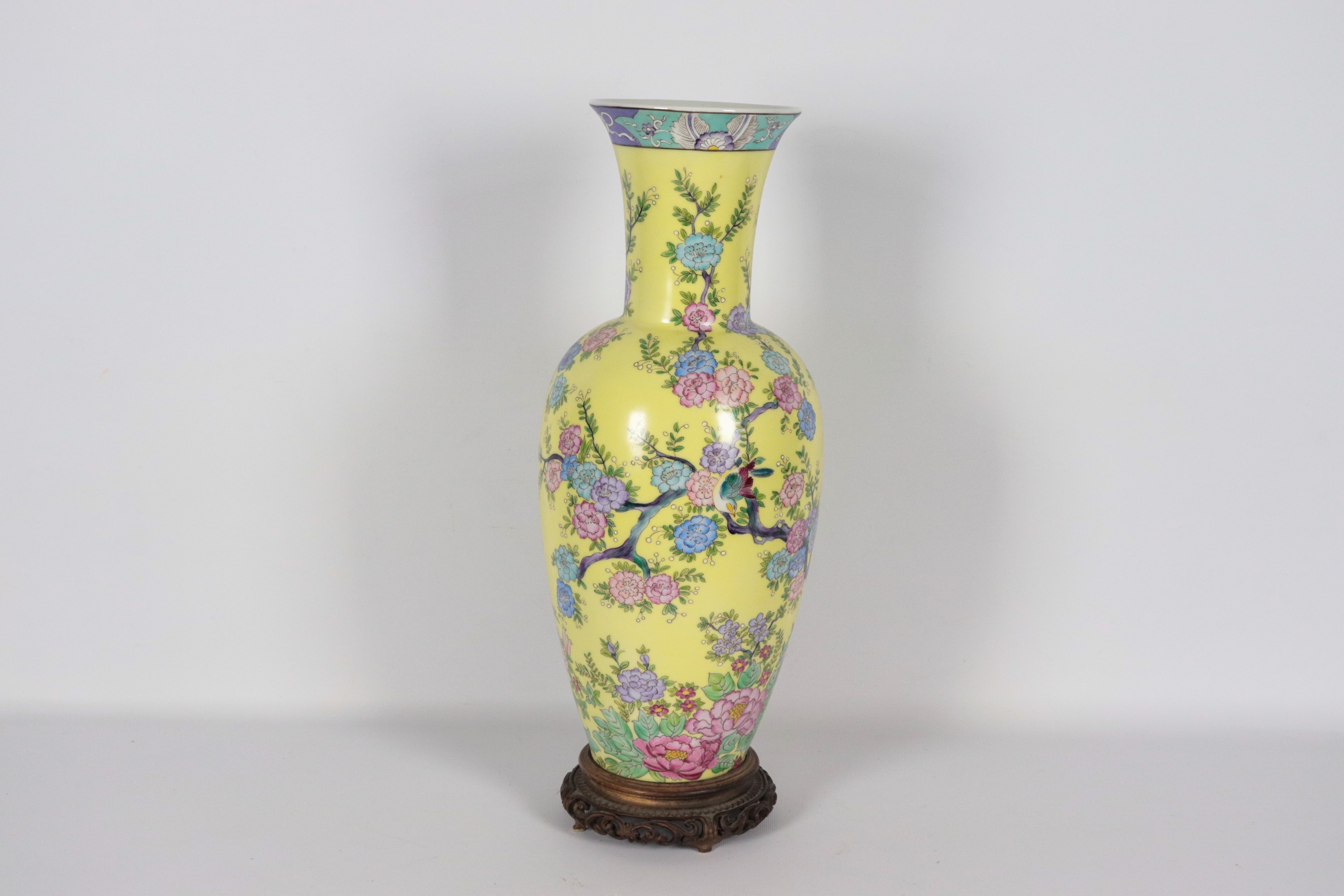 Vaso cinese a tromba in porcellana gialla, decorato in smalti policromi a rilievo a motivi di fio...