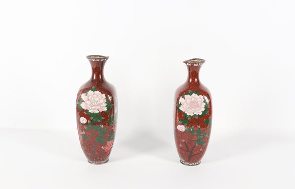 Pair of antique Chinese vases in oxblood cloisonné enamel, with relief enamel decorations with floral motifs, defects 