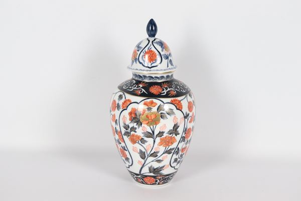 German porcelain potiche Heinrich, with polychrome decorations with oriental flower motifs