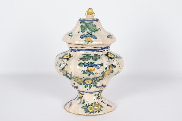 Vaso da farmacia con coperchio, in maiolica Cerreto Sannita con decorazioni policrome a motivi floreali