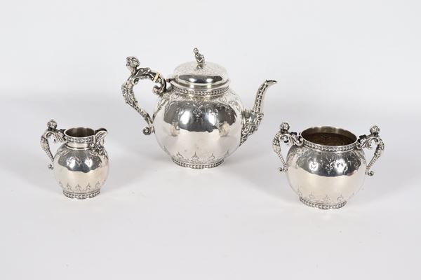 Antique English silver coffee service, Queen Victoria period, chiseled and embossed with colonial period motifs with caryatid-shaped handles (3 pcs). London 1876 hallmarks, 585 gr.