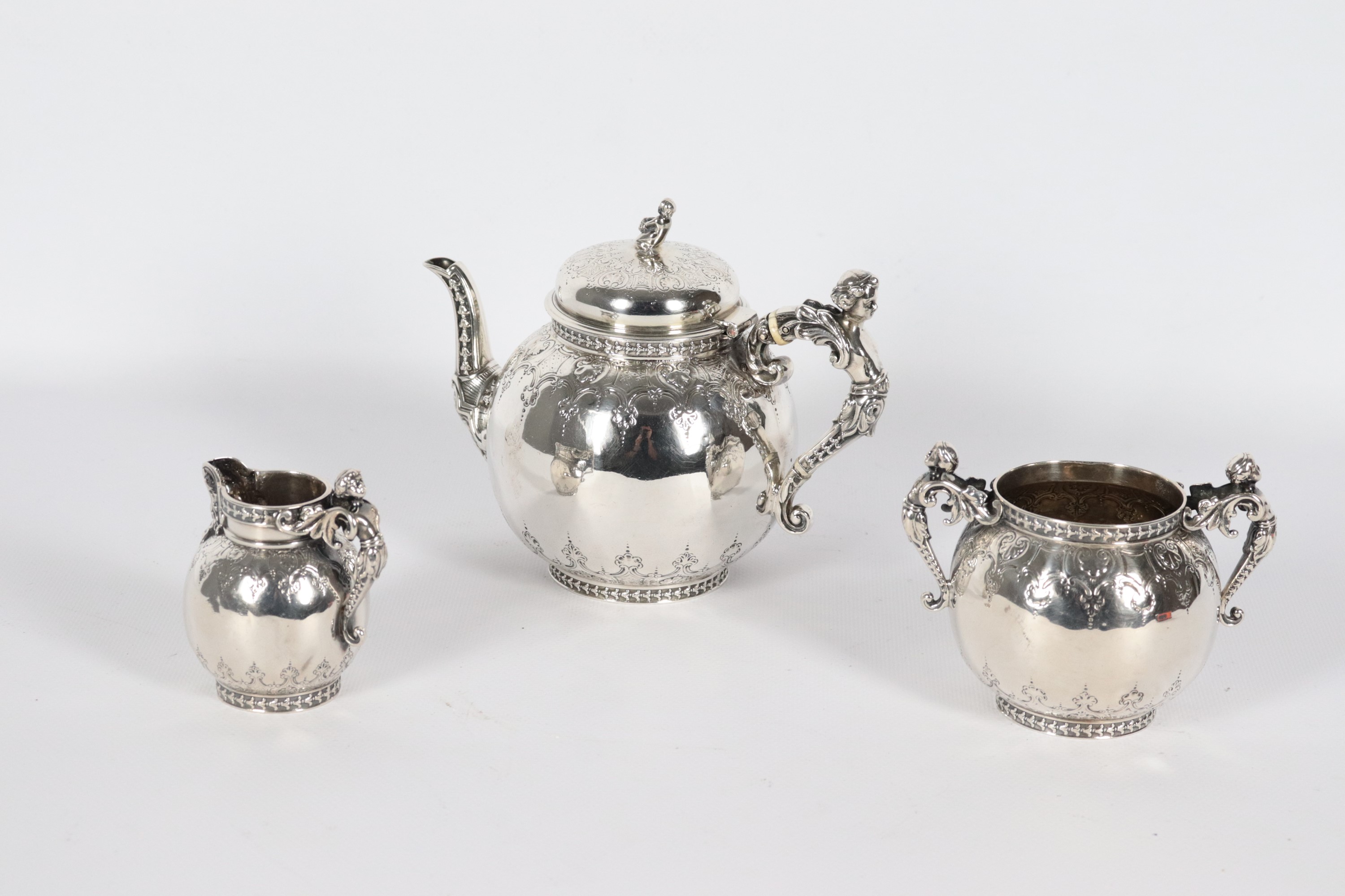 Antico servizio da caffè inglese in argento, Epoca Regina Vittoria, cesellato e sbalzato a motivi...