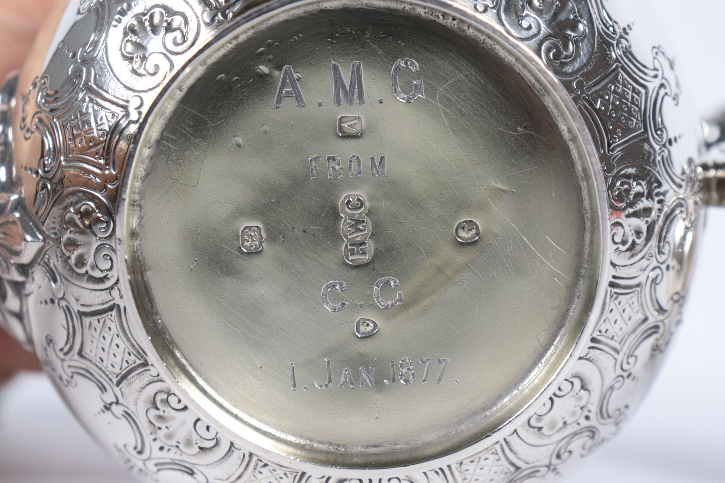 Antico servizio da caffè inglese in argento, Epoca Regina Vittoria, cesellato e sbalzato a motivi...