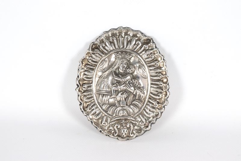 Antica placca ovale napoletana in argento raff.nte "La Madonna del Carmine", interamente cesellat...