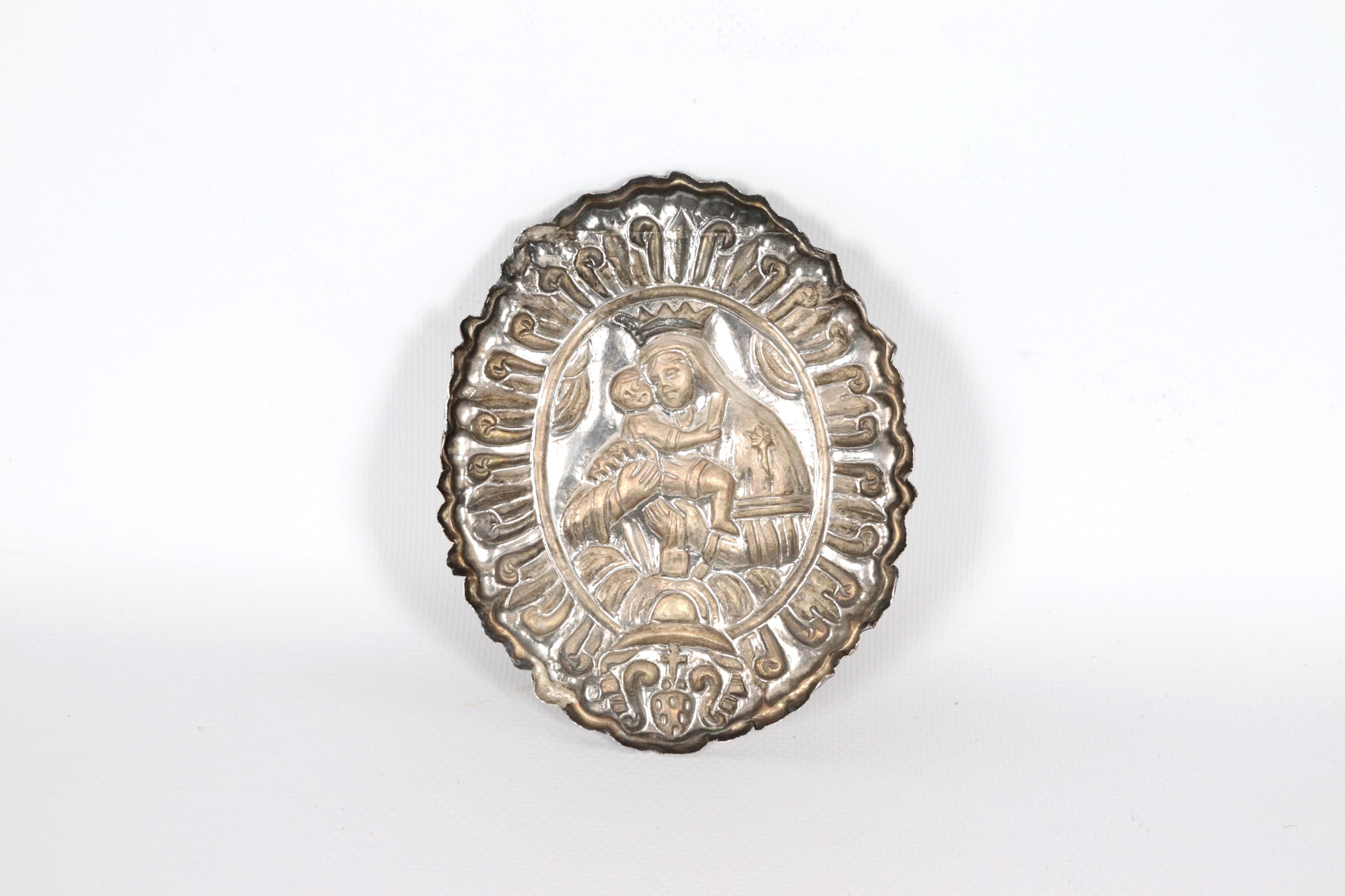 Antica placca ovale napoletana in argento raff.nte "La Madonna del Carmine", interamente cesellat...
