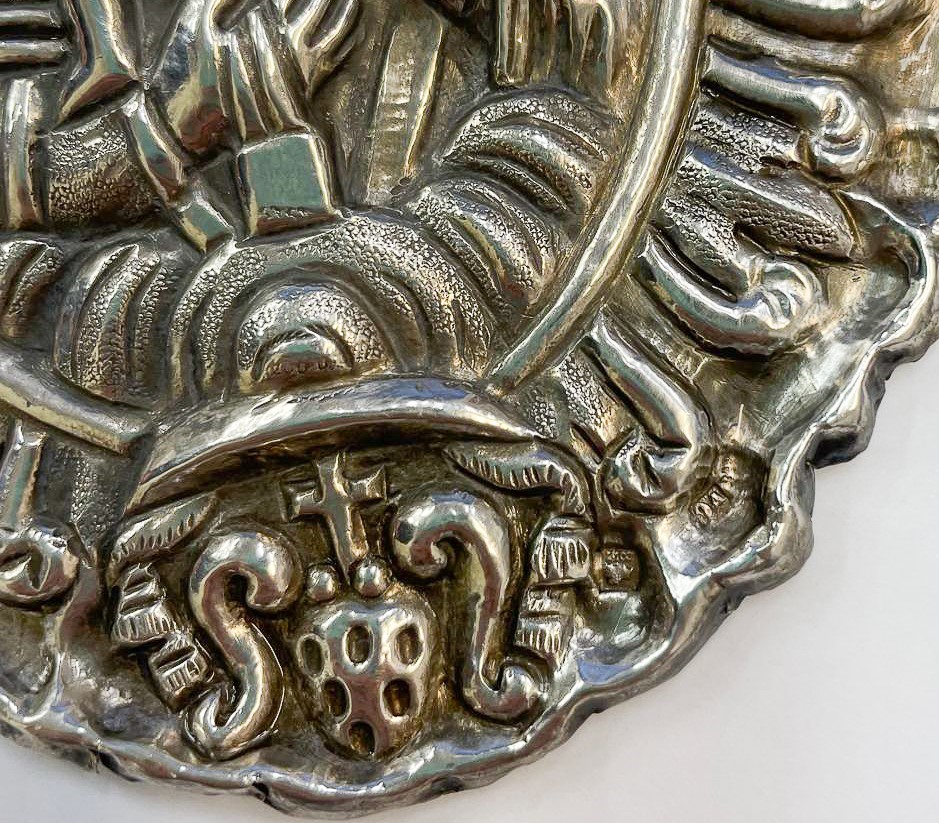 Antica placca ovale napoletana in argento raff.nte "La Madonna del Carmine", interamente cesellat...