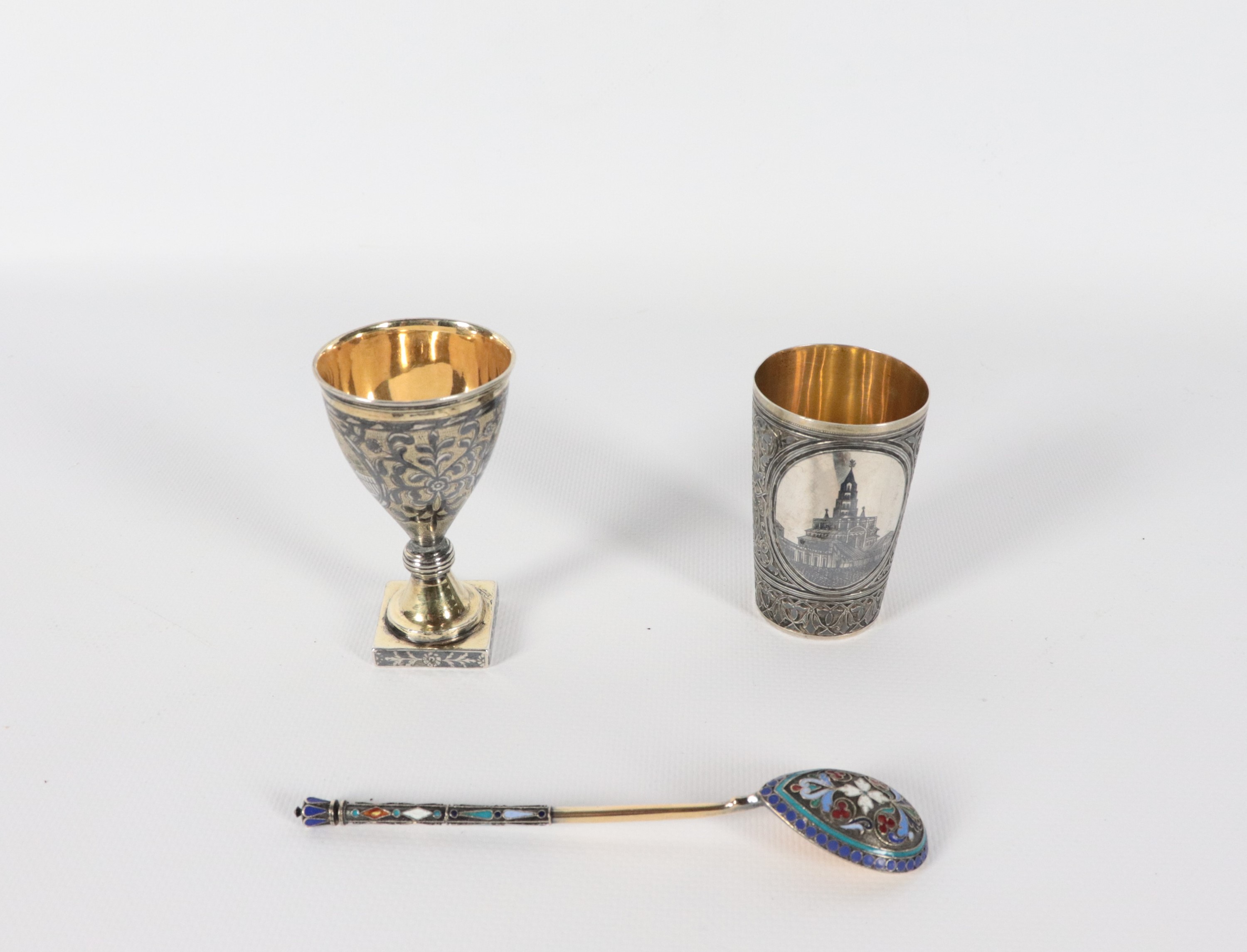 Antico lotto in argento russo niellato e cesellato, di un portauovo, un piccolo bicchiere e un cu...