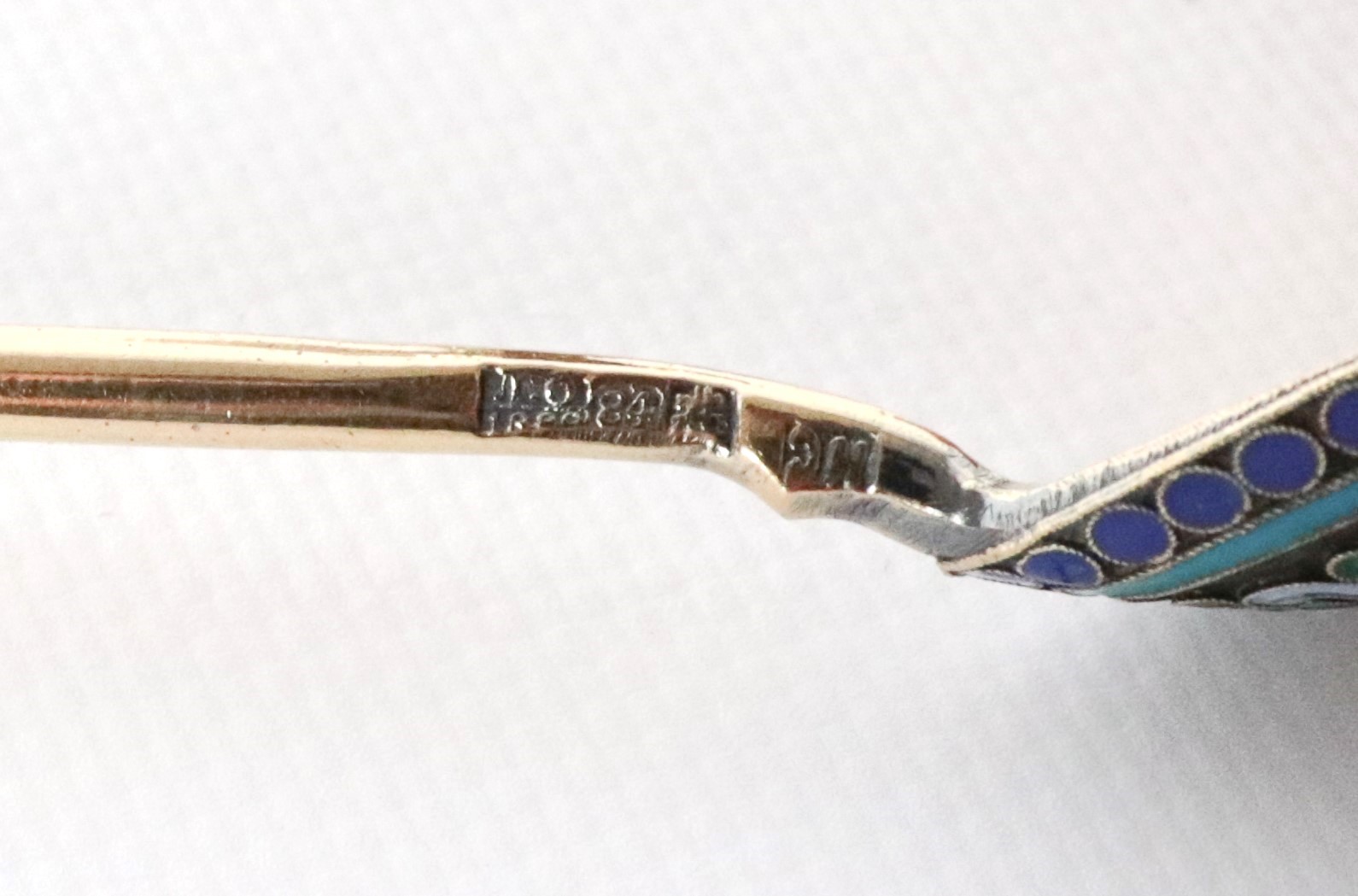 Antico lotto in argento russo niellato e cesellato, di un portauovo, un piccolo bicchiere e un cu...