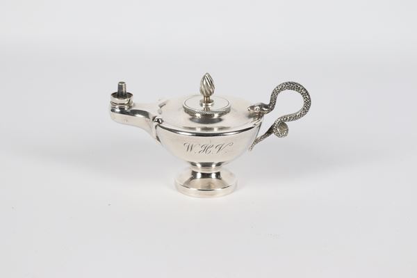 Piccola lucerna inglese Giorgio V in argento, lieve ammaccatura. Bolli Sheffield 1910, gr. 150