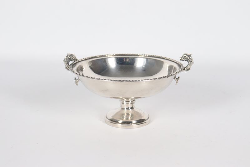 Antica piccola coppa francese in argento, manici con piccole sculture di cavallucci marini e bord...