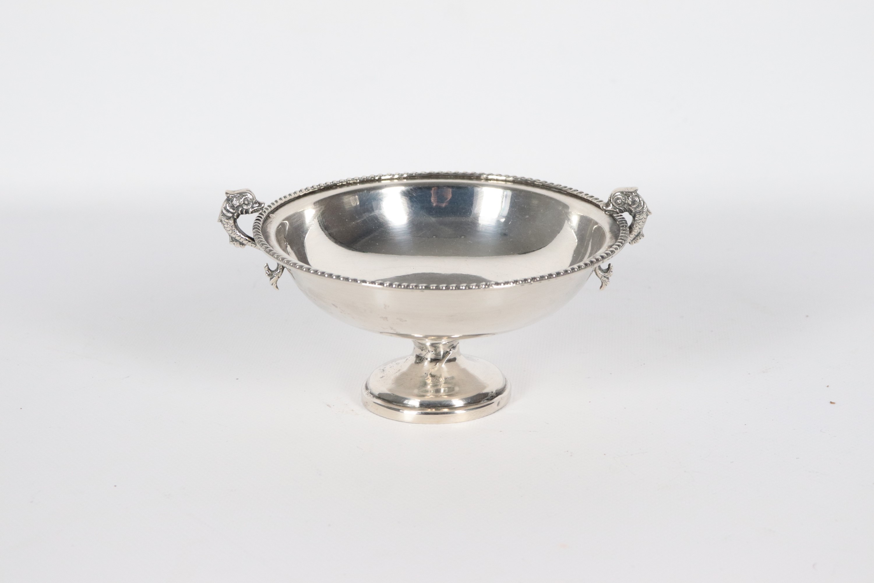 Antica piccola coppa francese in argento, manici con piccole sculture di cavallucci marini e bord...