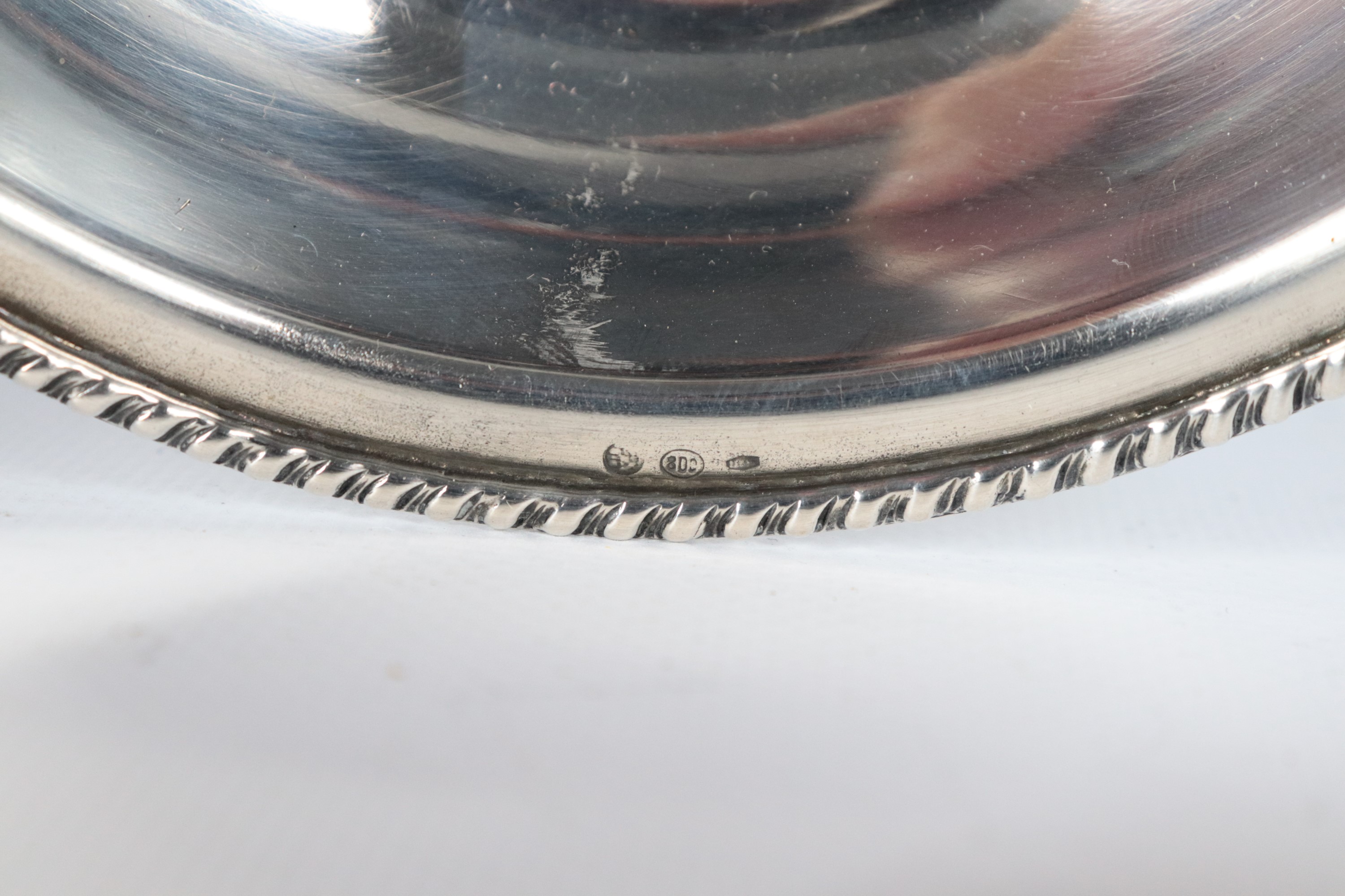 Antica piccola coppa francese in argento, manici con piccole sculture di cavallucci marini e bord...