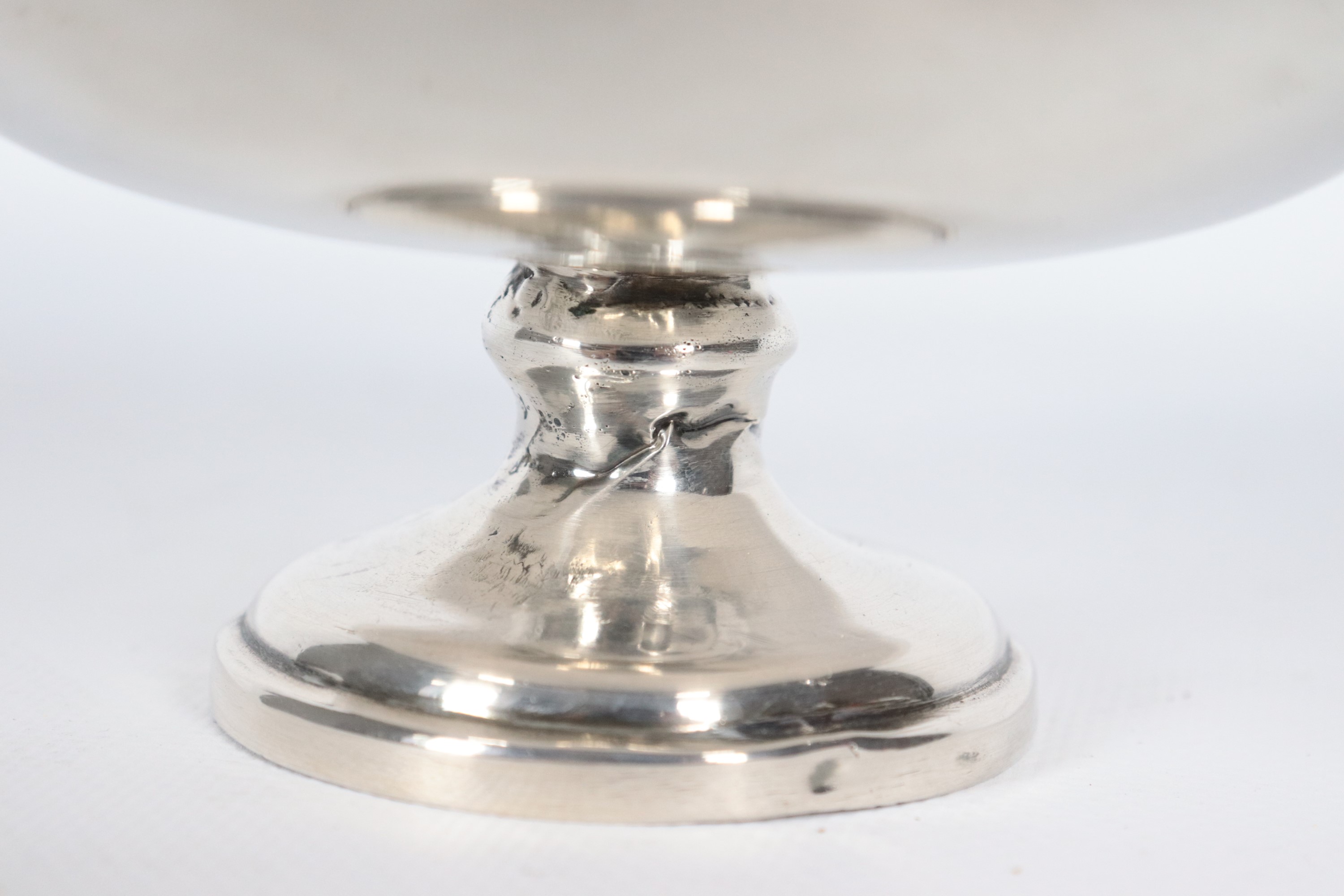 Antica piccola coppa francese in argento, manici con piccole sculture di cavallucci marini e bord...