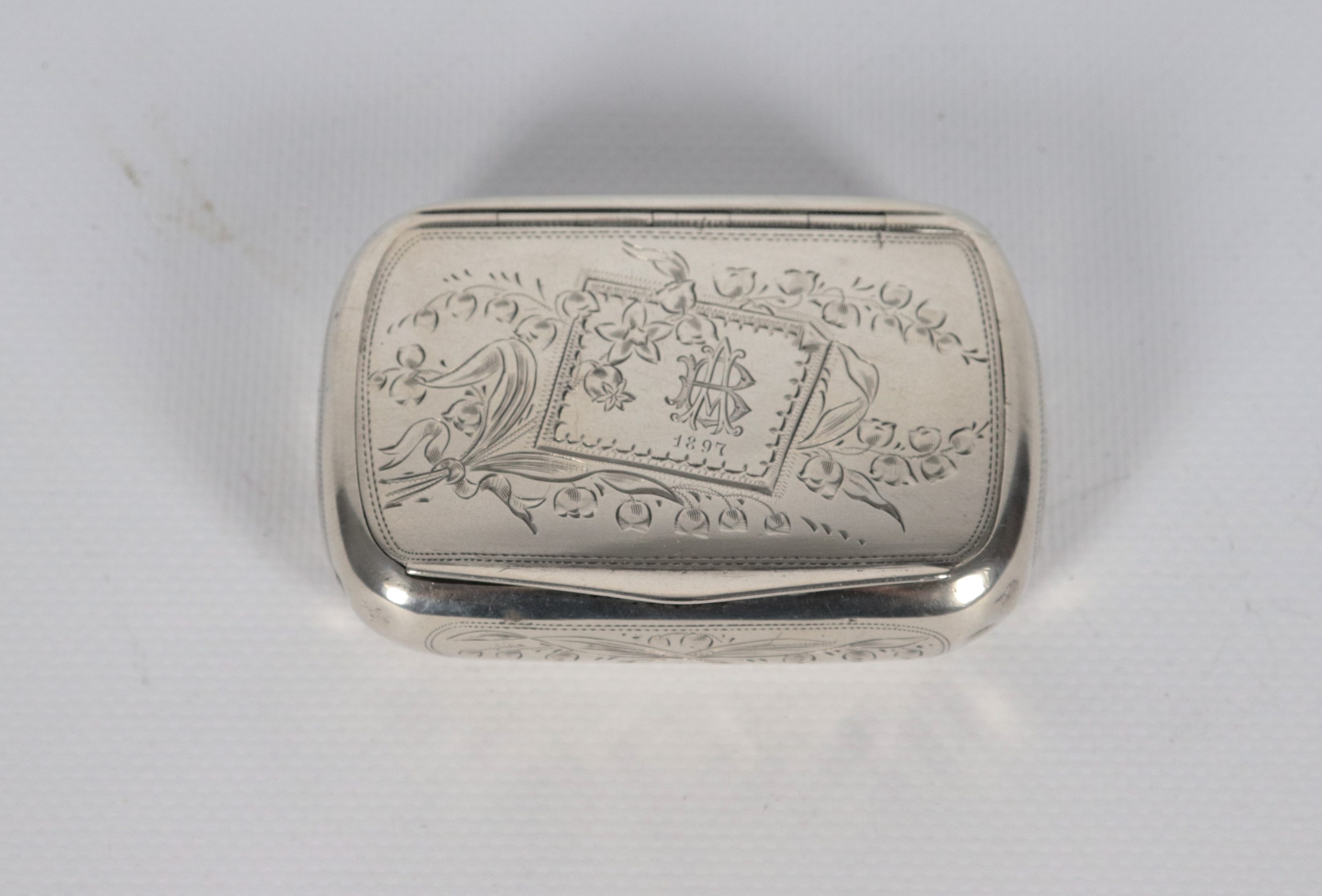 Antica tabacchiera francese in argento cesellato e sbalzato a volute e mazzetti di fiori, varie a...