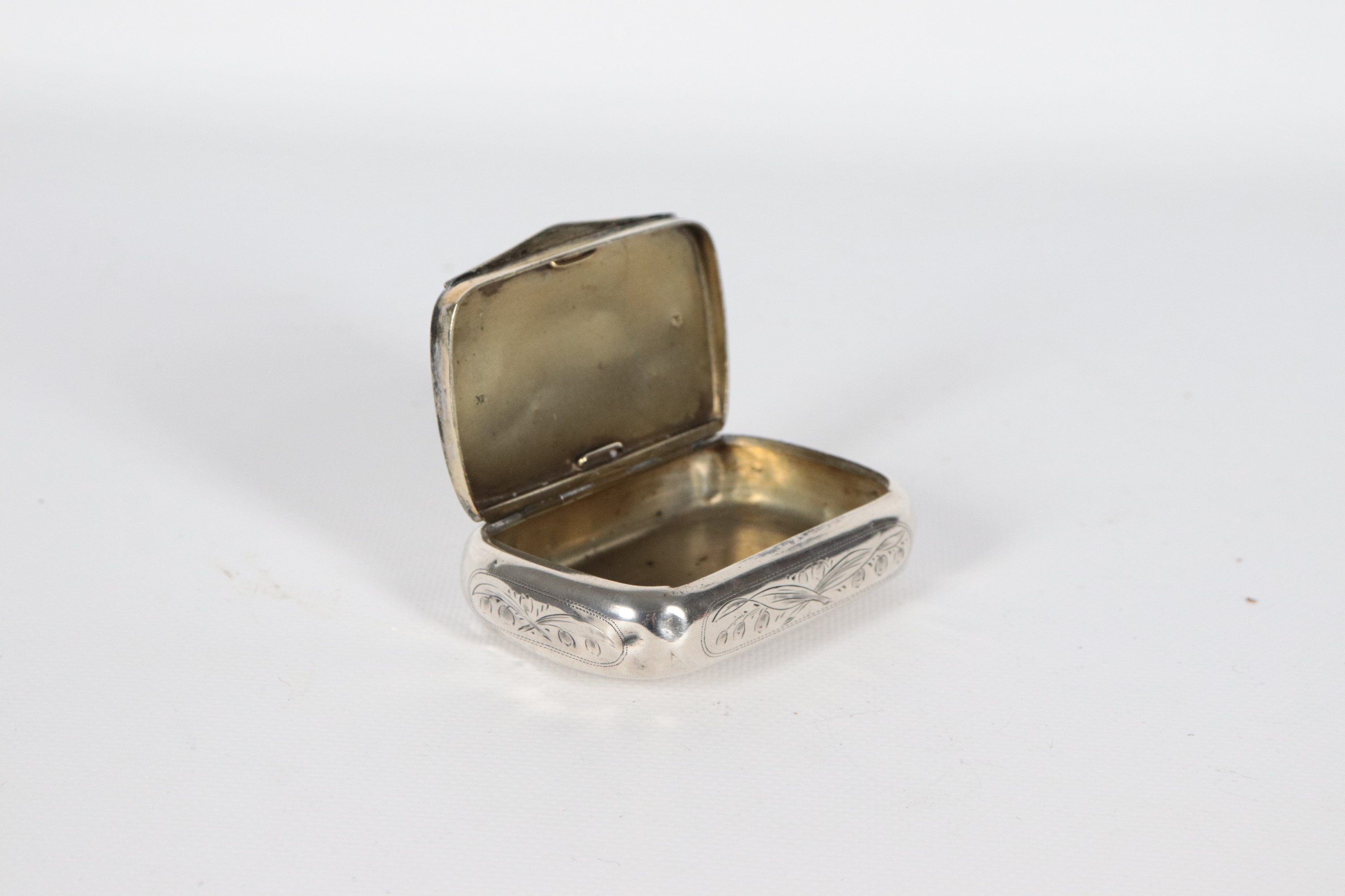 Antica tabacchiera francese in argento cesellato e sbalzato a volute e mazzetti di fiori, varie a...