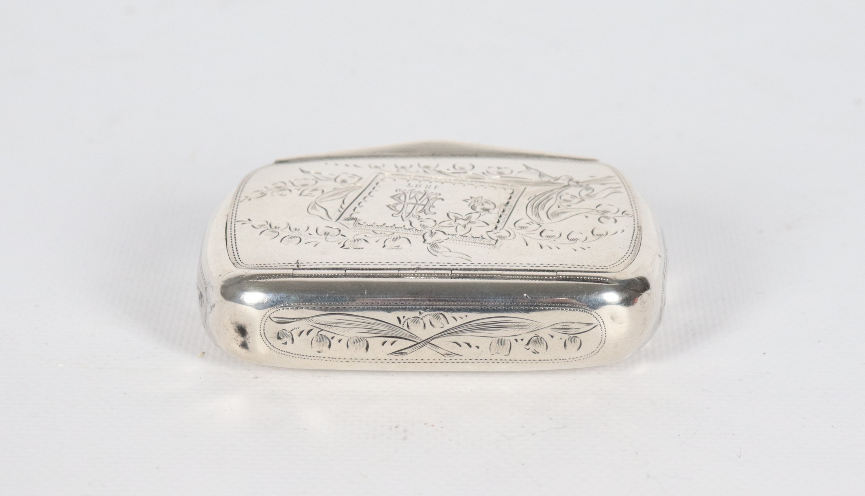 Antica tabacchiera francese in argento cesellato e sbalzato a volute e mazzetti di fiori, varie a...