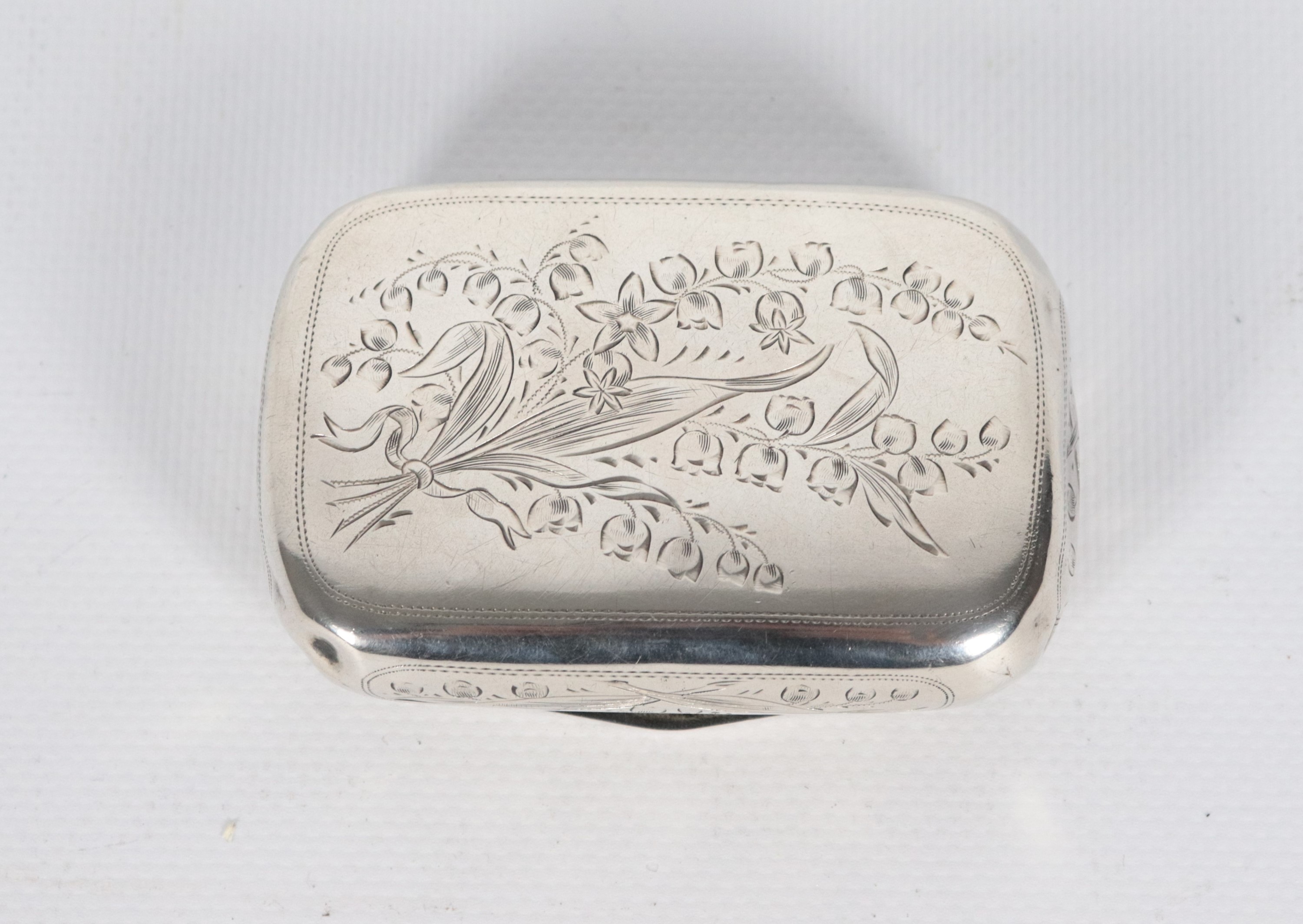 Antica tabacchiera francese in argento cesellato e sbalzato a volute e mazzetti di fiori, varie a...