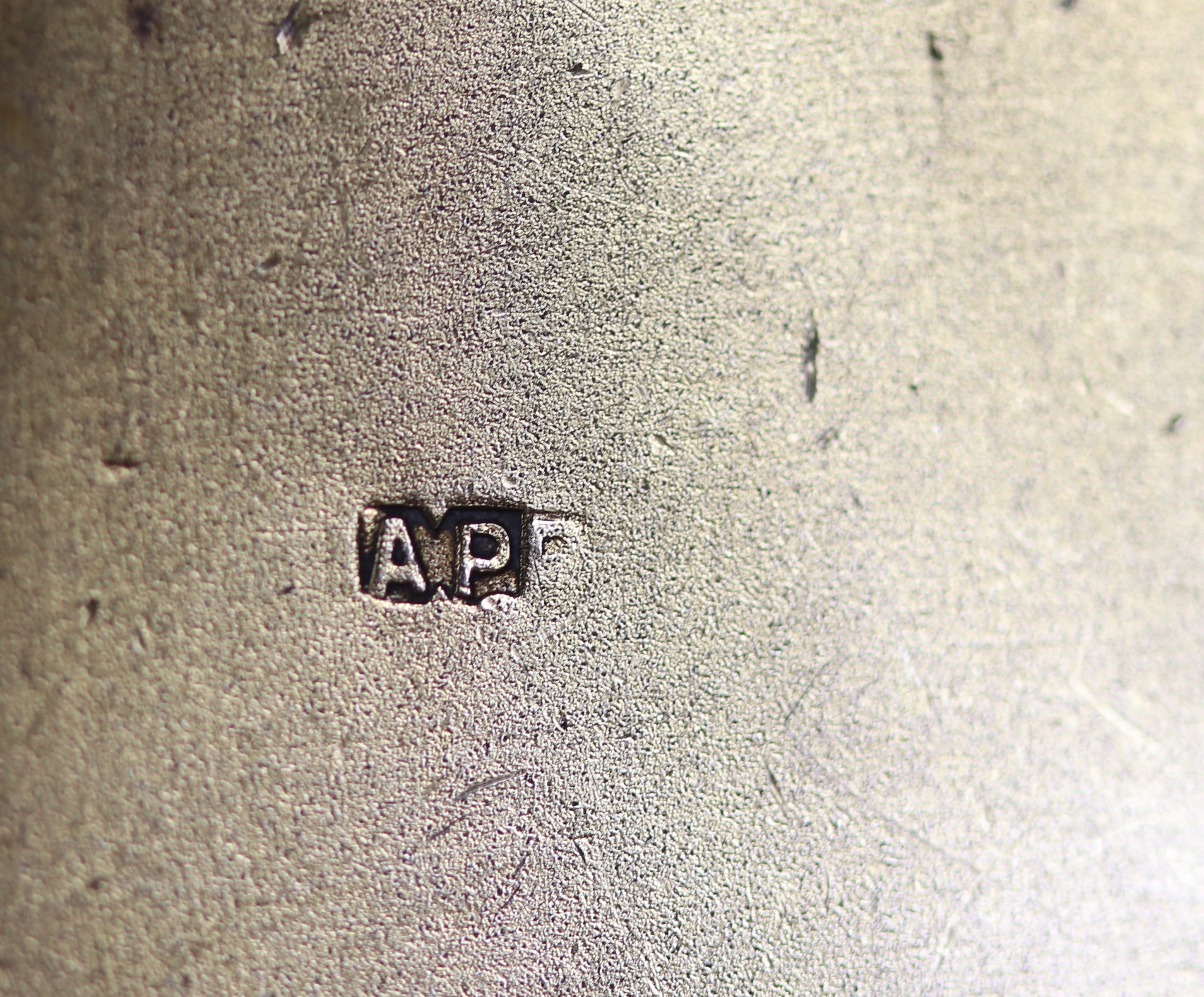 Antica tabacchiera francese in argento cesellato e sbalzato a volute e mazzetti di fiori, varie a...